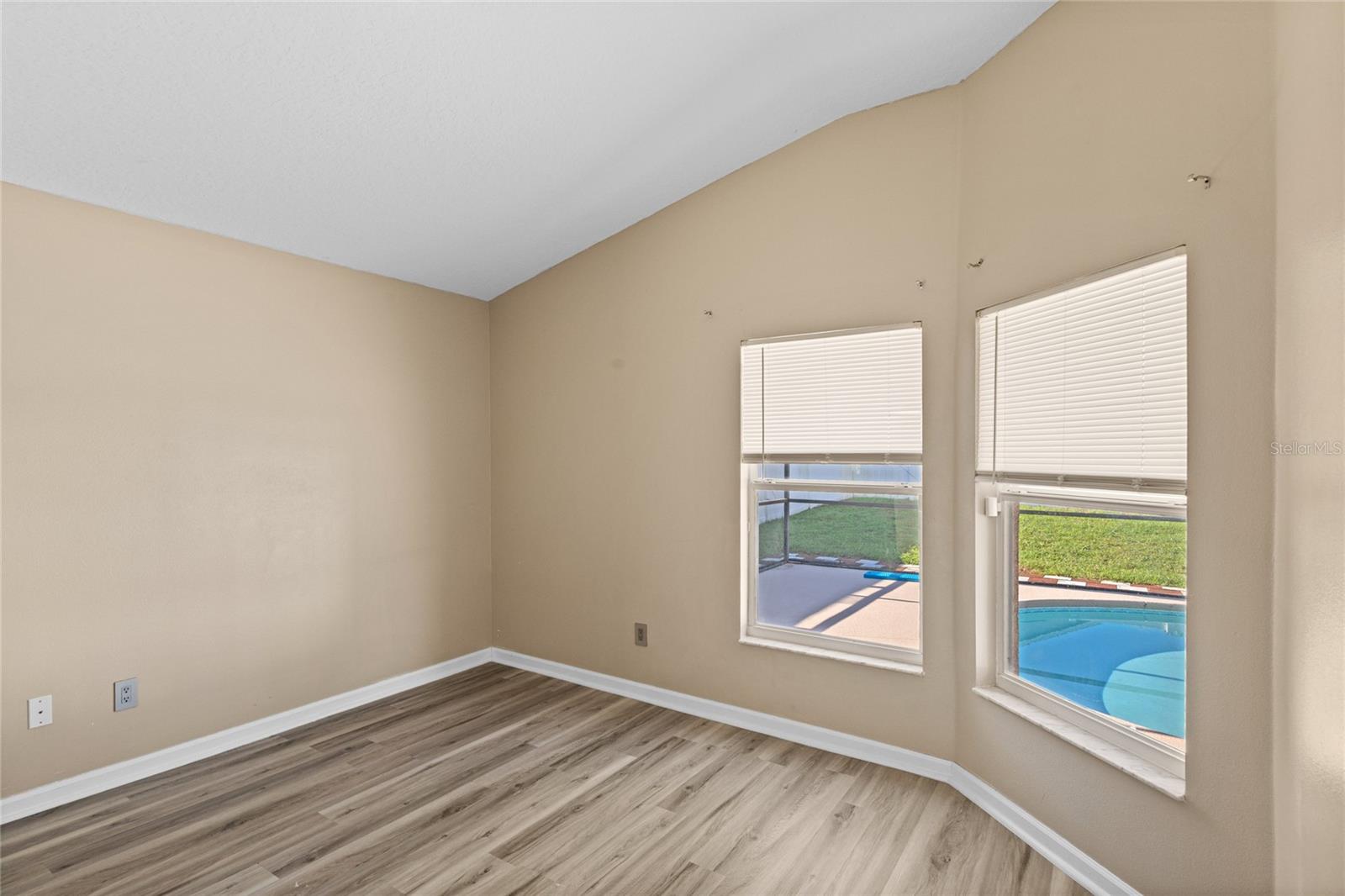 Image 15 of 35 For 15451 Markham Drive