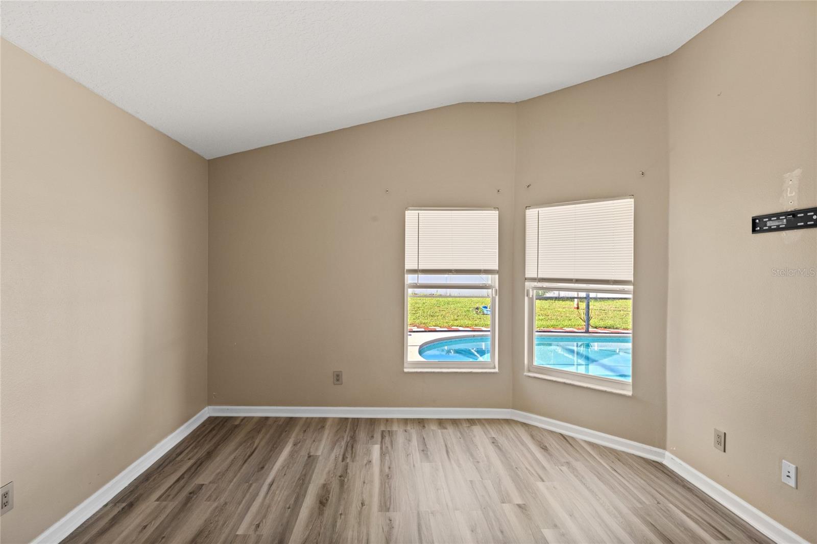 Image 18 of 35 For 15451 Markham Drive