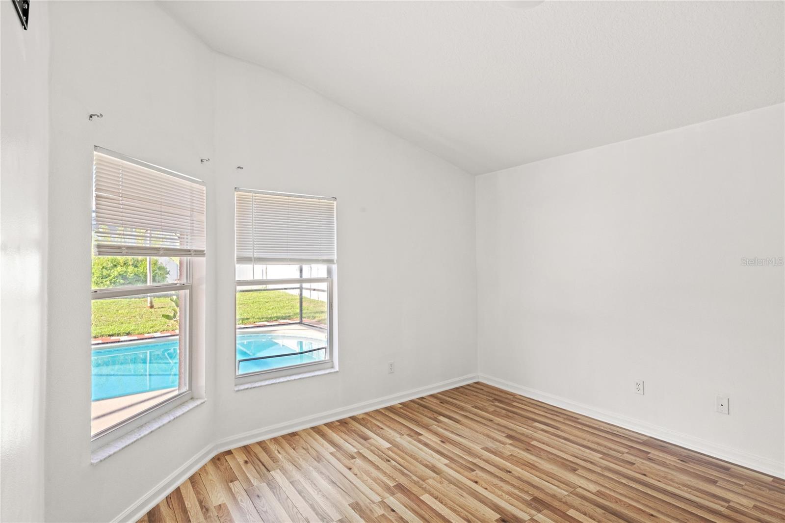 Image 19 of 35 For 15451 Markham Drive