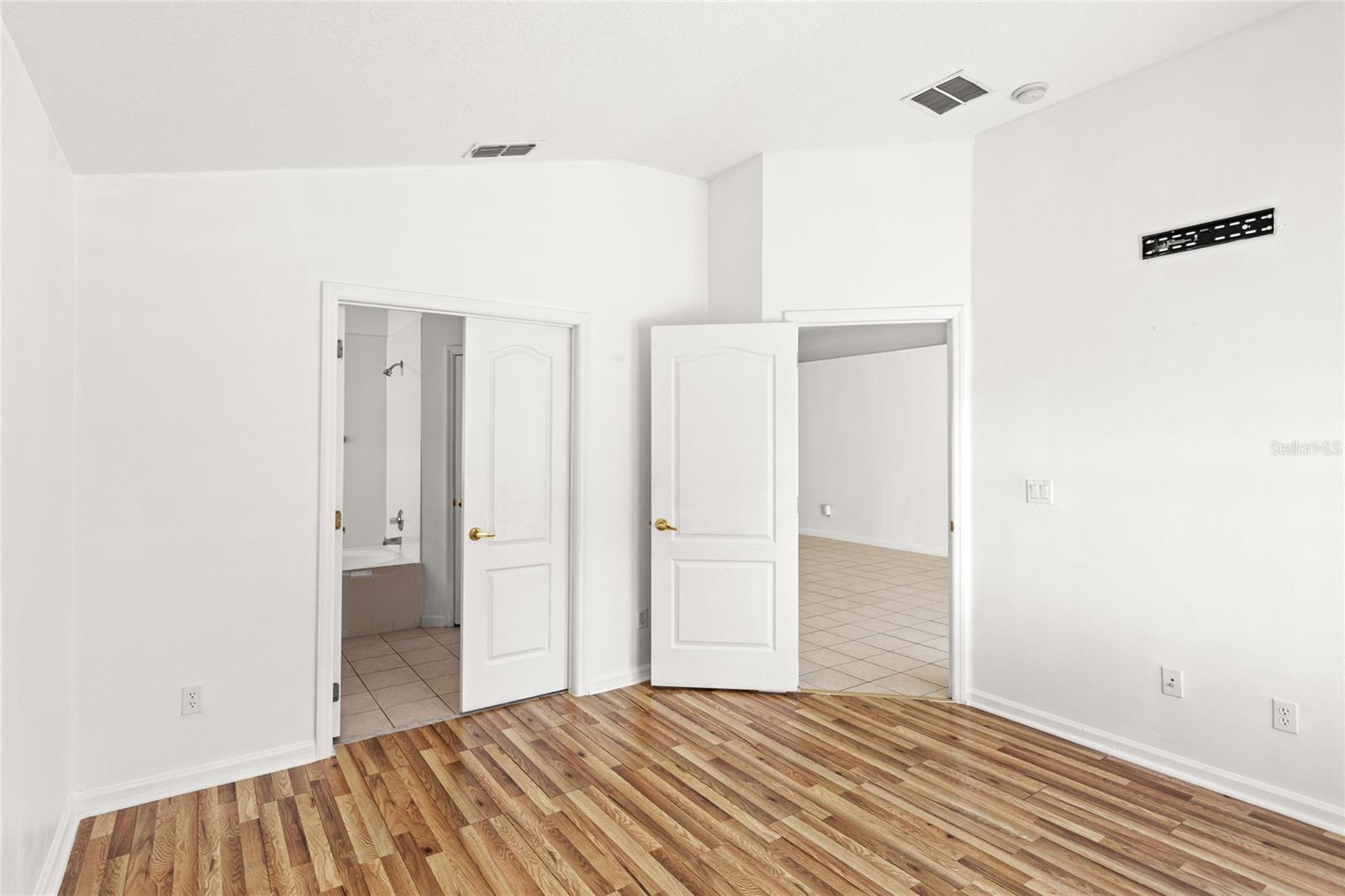 Image 20 of 35 For 15451 Markham Drive