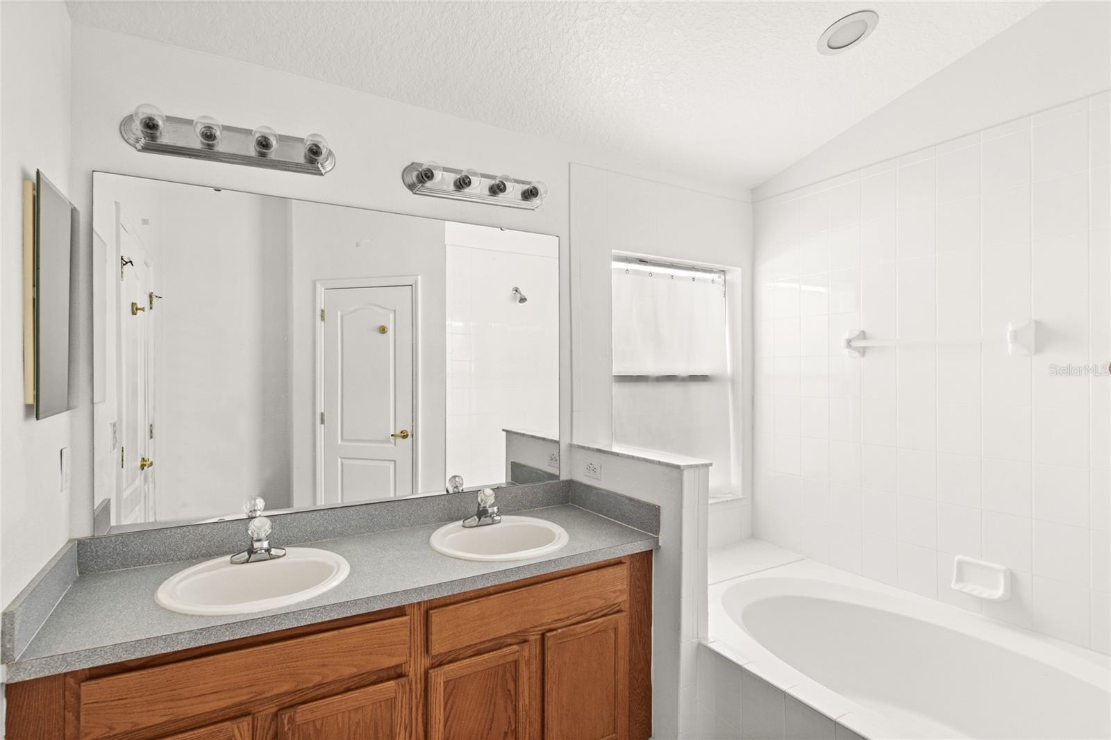 Image 22 of 35 For 15451 Markham Drive