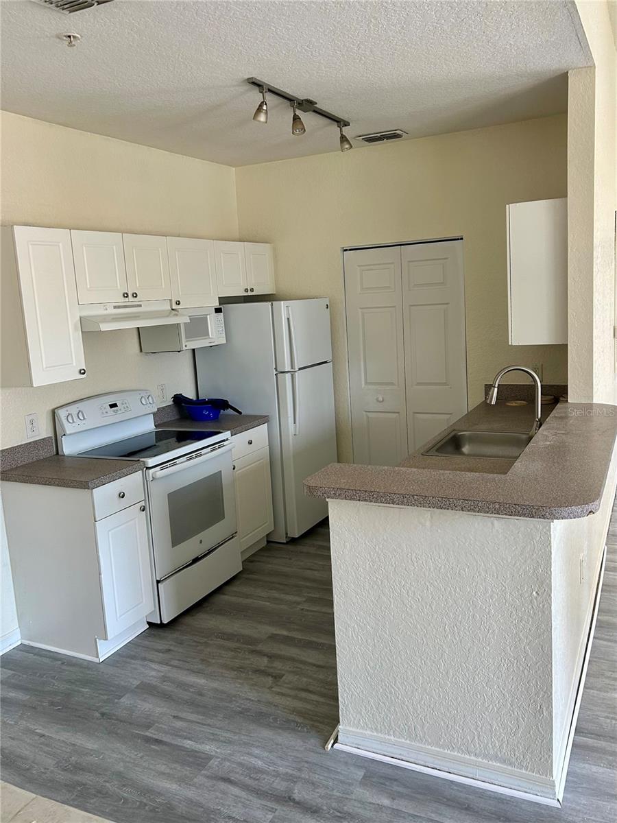 Image 3 of 57 For 842 Grand Regency Point 204