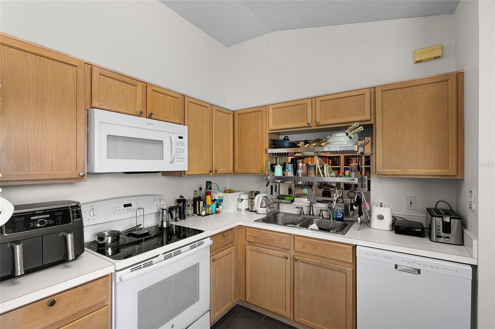 Image 7 of 27 For 6029 Lake Pointe Drive 202