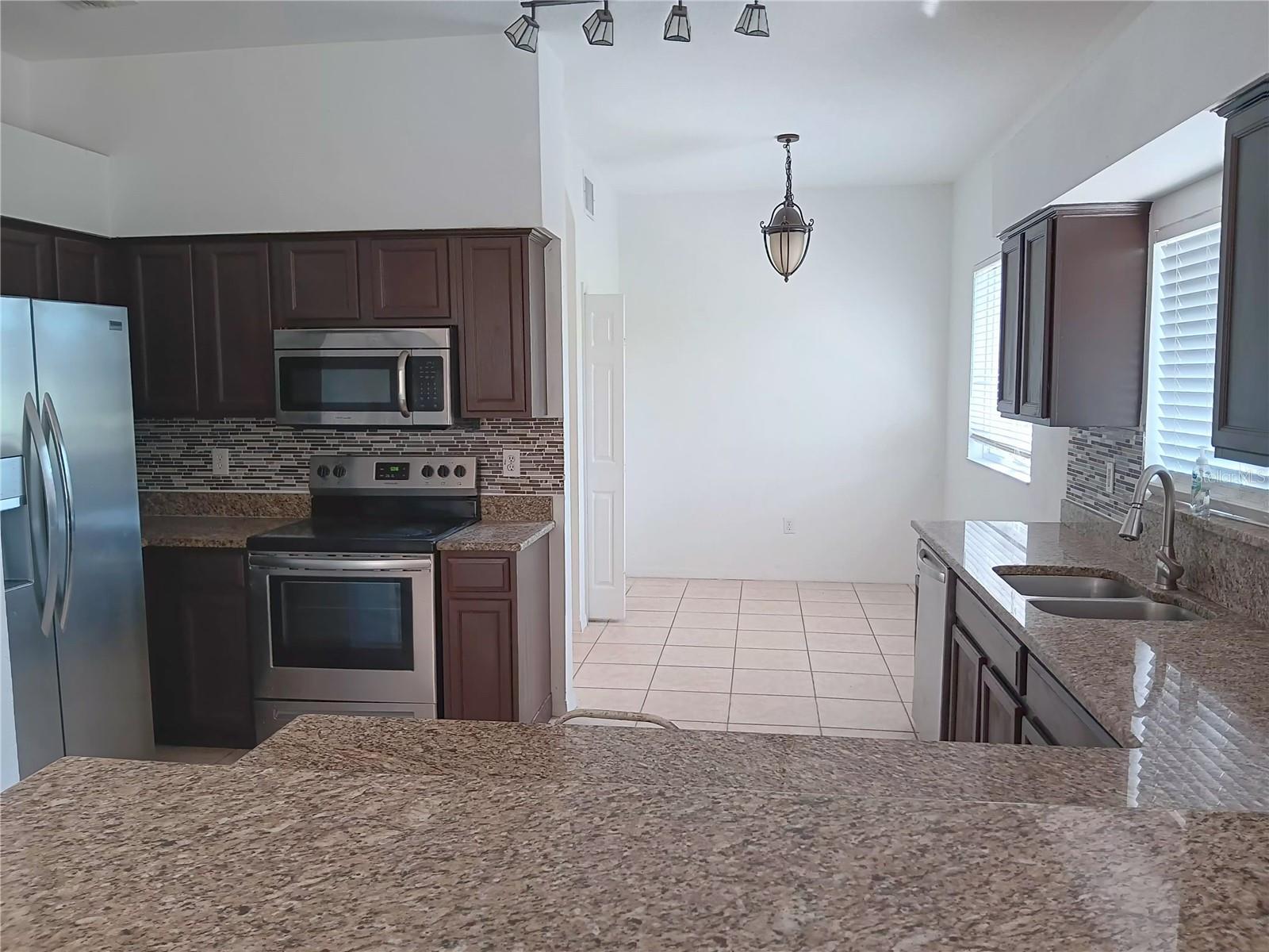 Listing photo id 10 for 18178 Sandy Pointe Drive