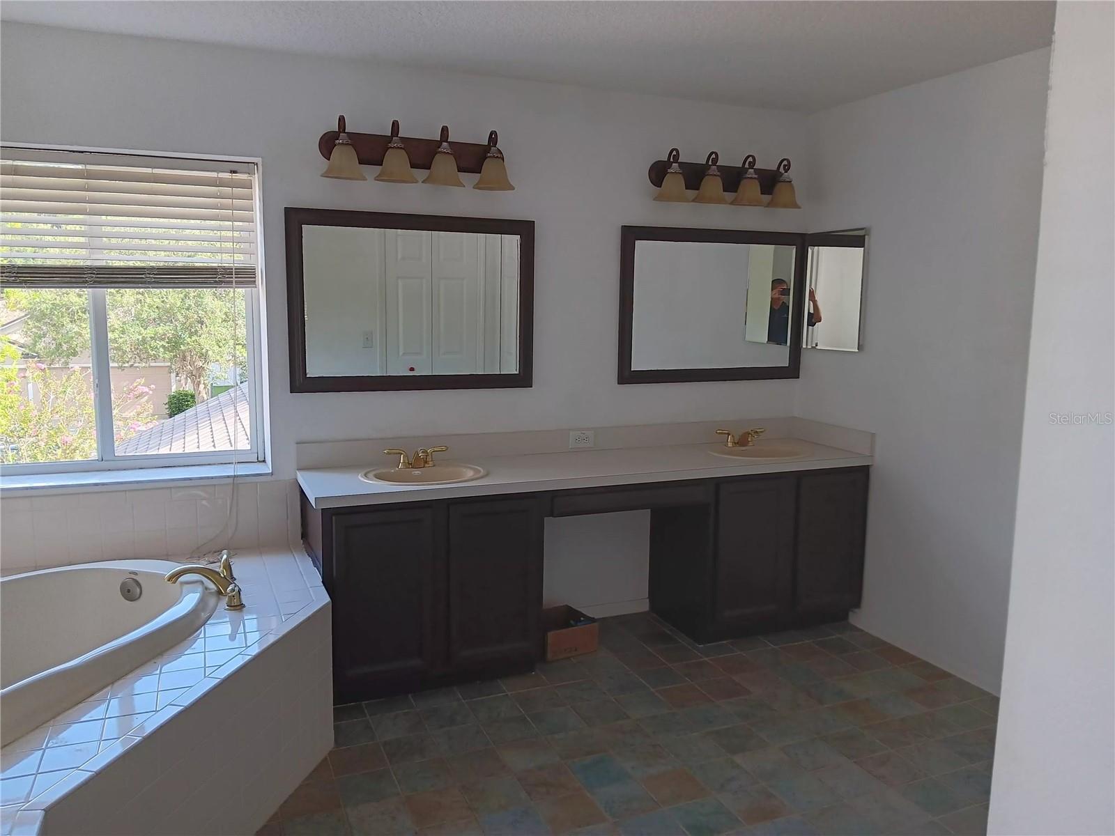 Listing photo id 24 for 18178 Sandy Pointe Drive