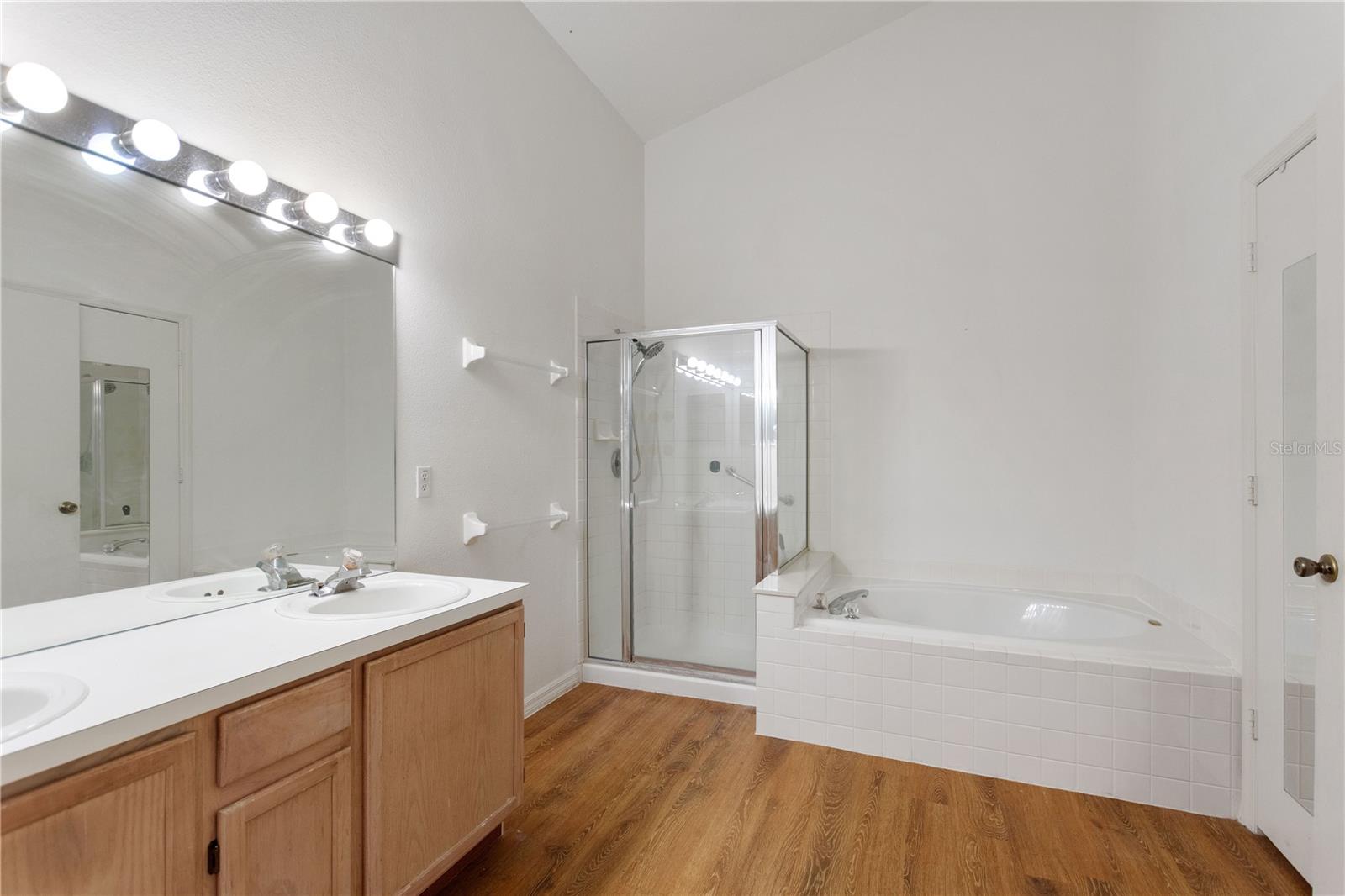 Image 14 of 41 For 5999 Lake Pointe Drive 606
