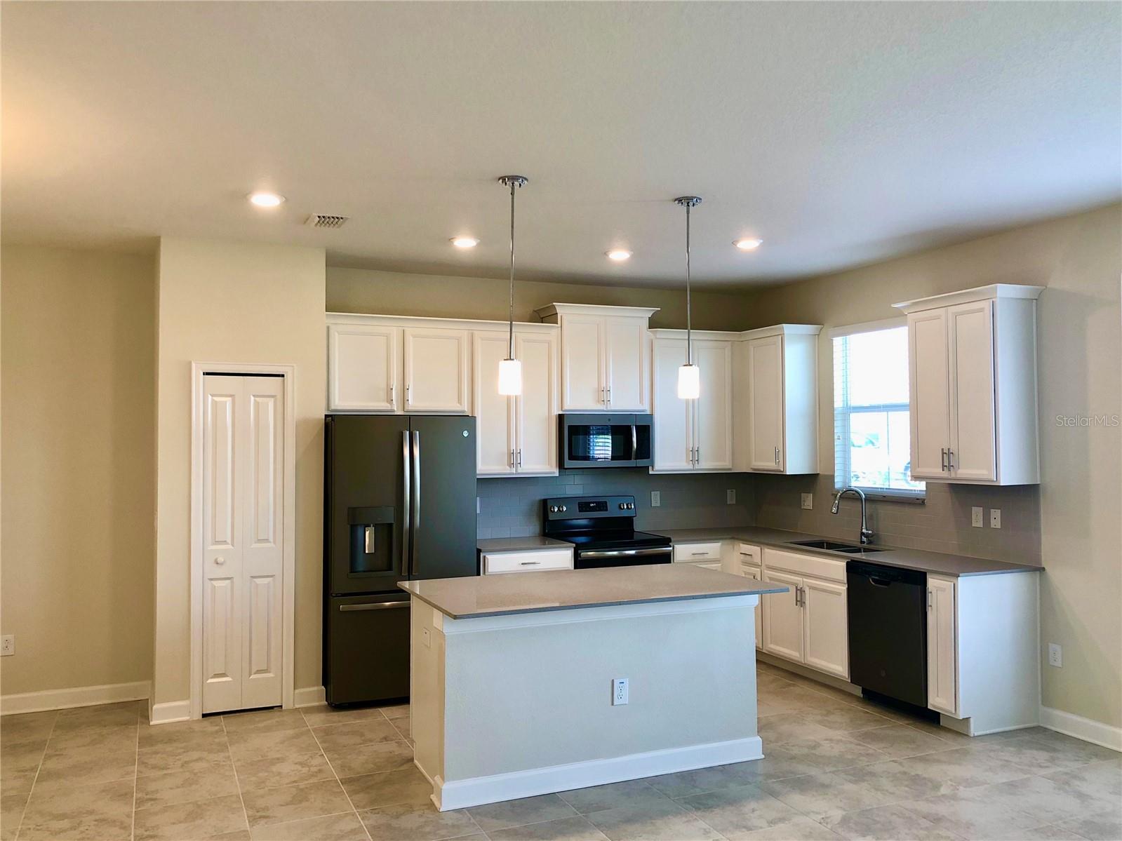 Image 2 of 33 For 2918 Theme Street