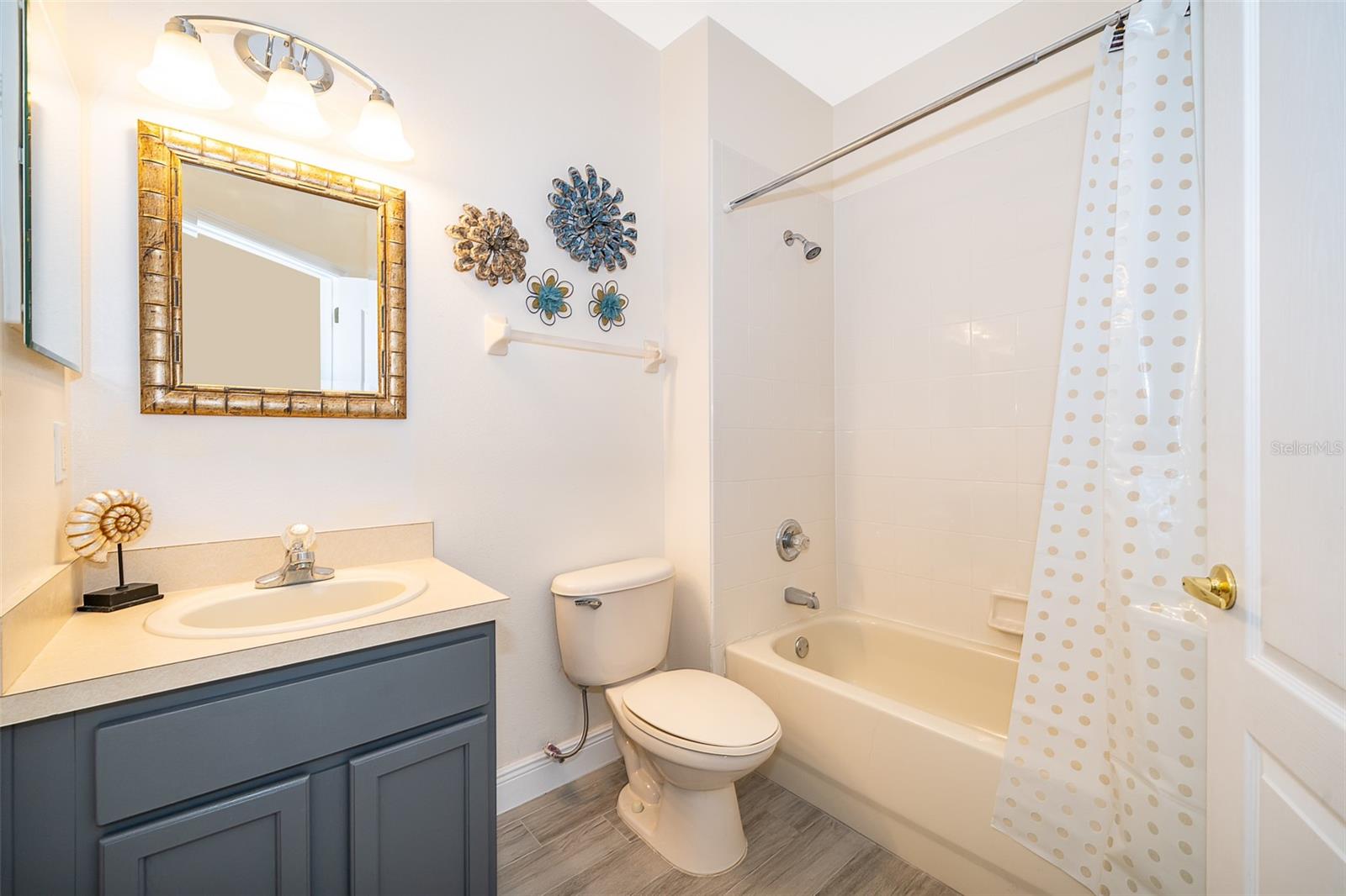 Image 18 of 33 For 15434 Markham Drive