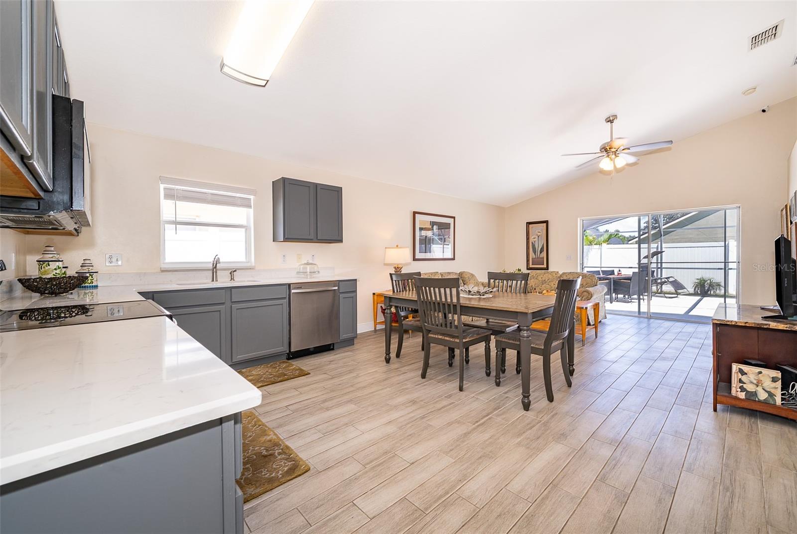 Image 22 of 33 For 15434 Markham Drive