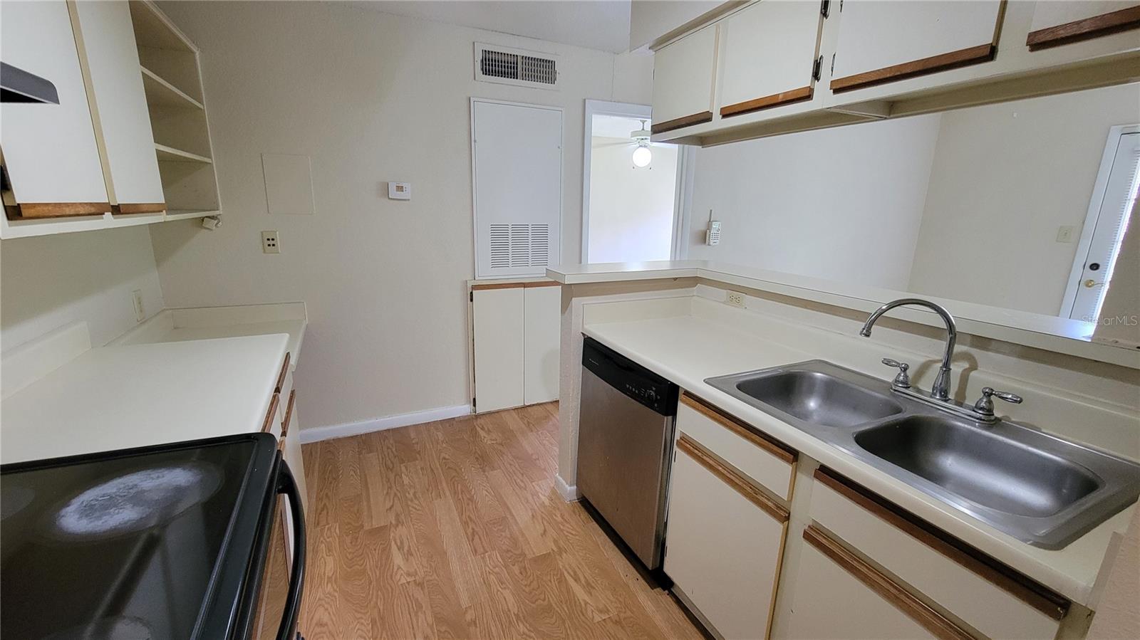Image 15 of 37 For 5500 Devonbriar Way 210
