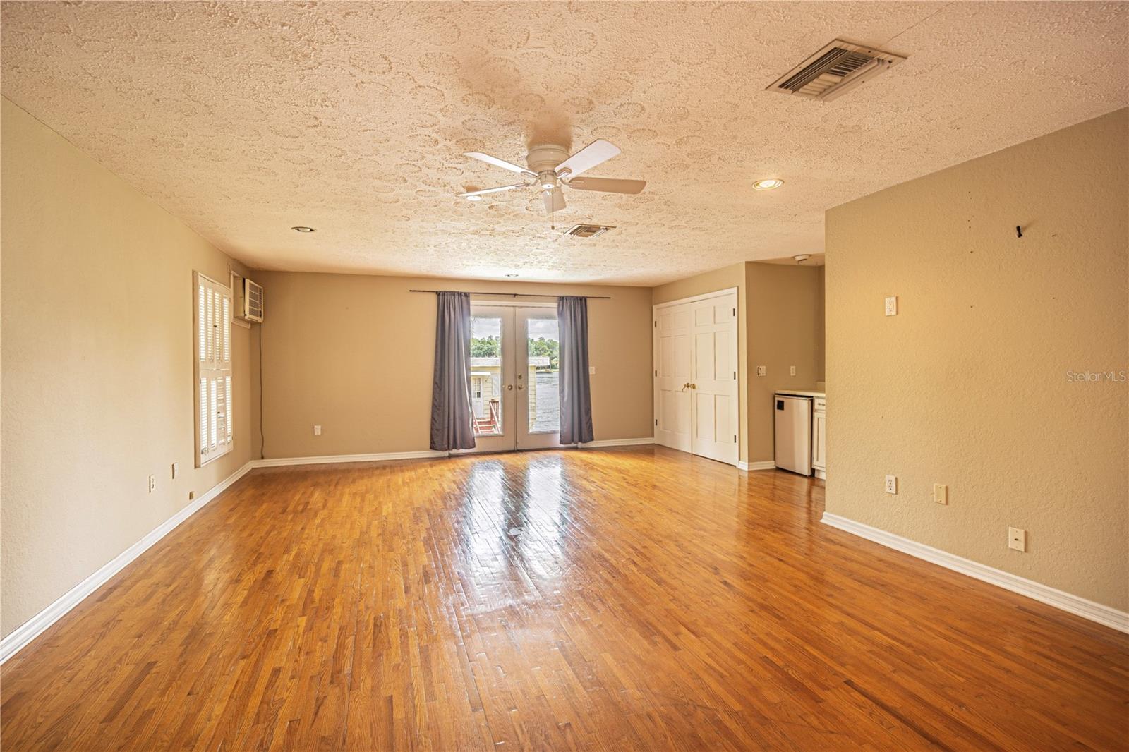 Image 17 of 42 For 18129 Crawley Drive 1