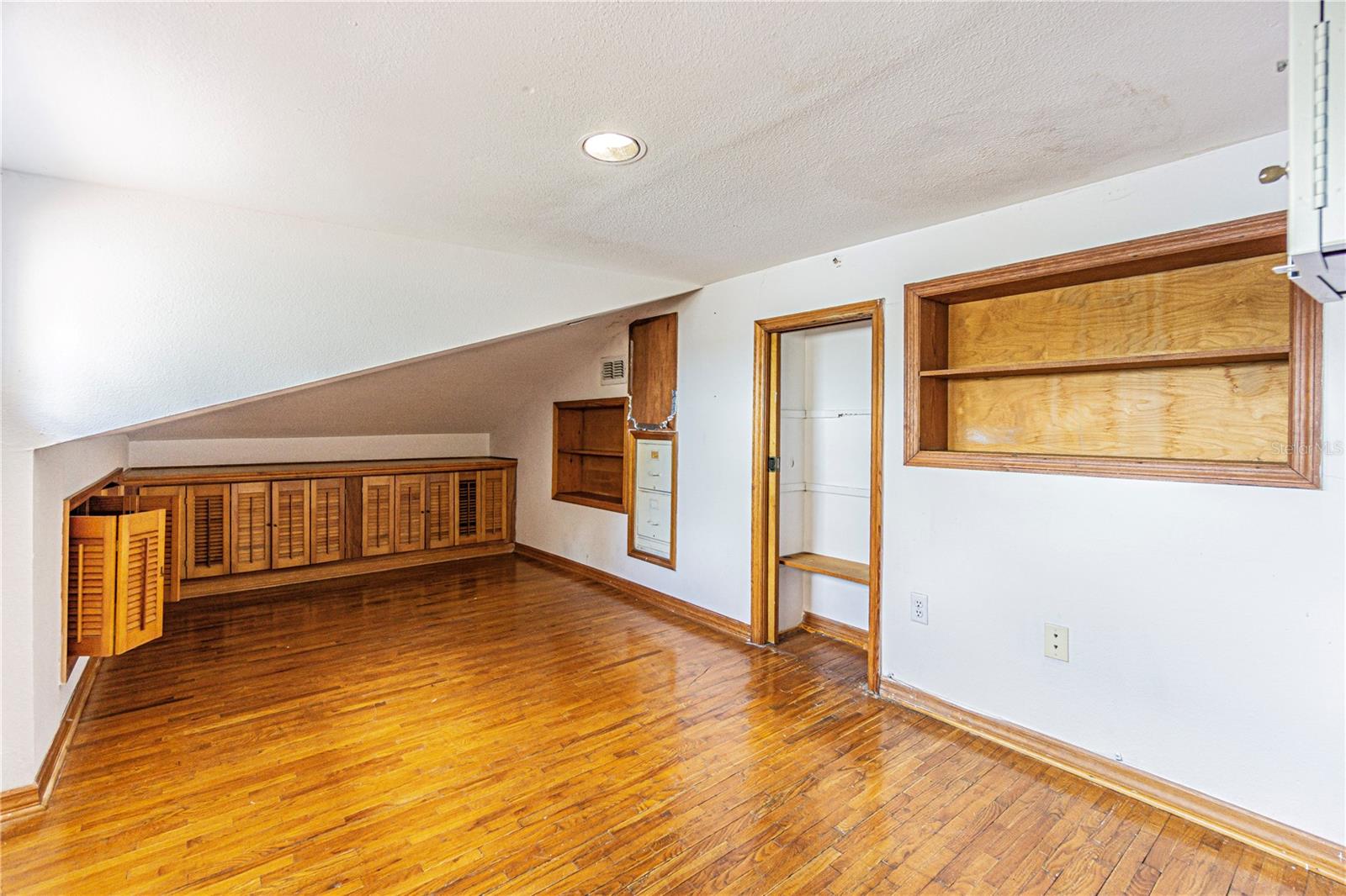 Image 25 of 42 For 18129 Crawley Drive 1