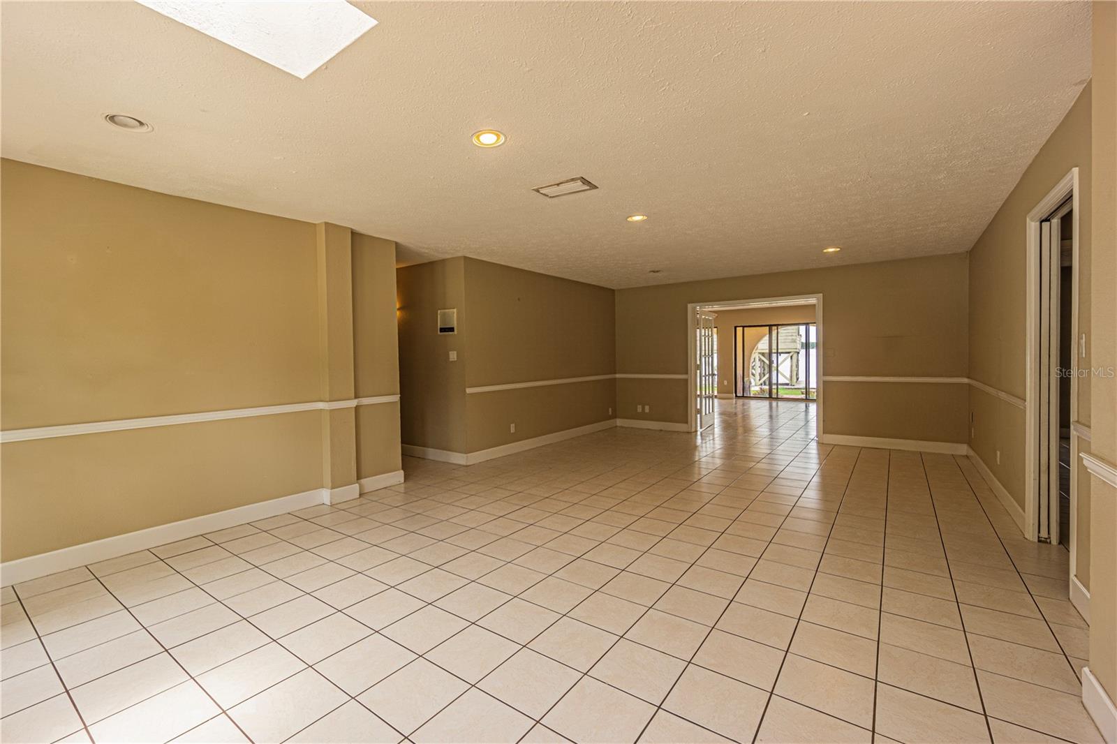 Image 8 of 42 For 18129 Crawley Drive 1