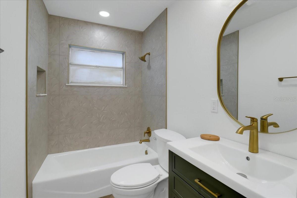 Image 17 of 38 For 380 Banyan Drive
