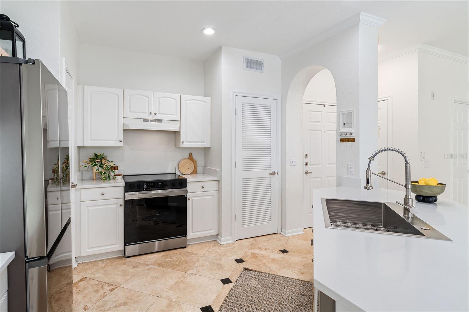 Image 3 of 26 For 860 Orange Avenue 234