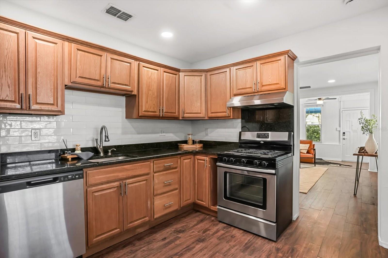 Image 5 of 22 For 720 Webster Avenue