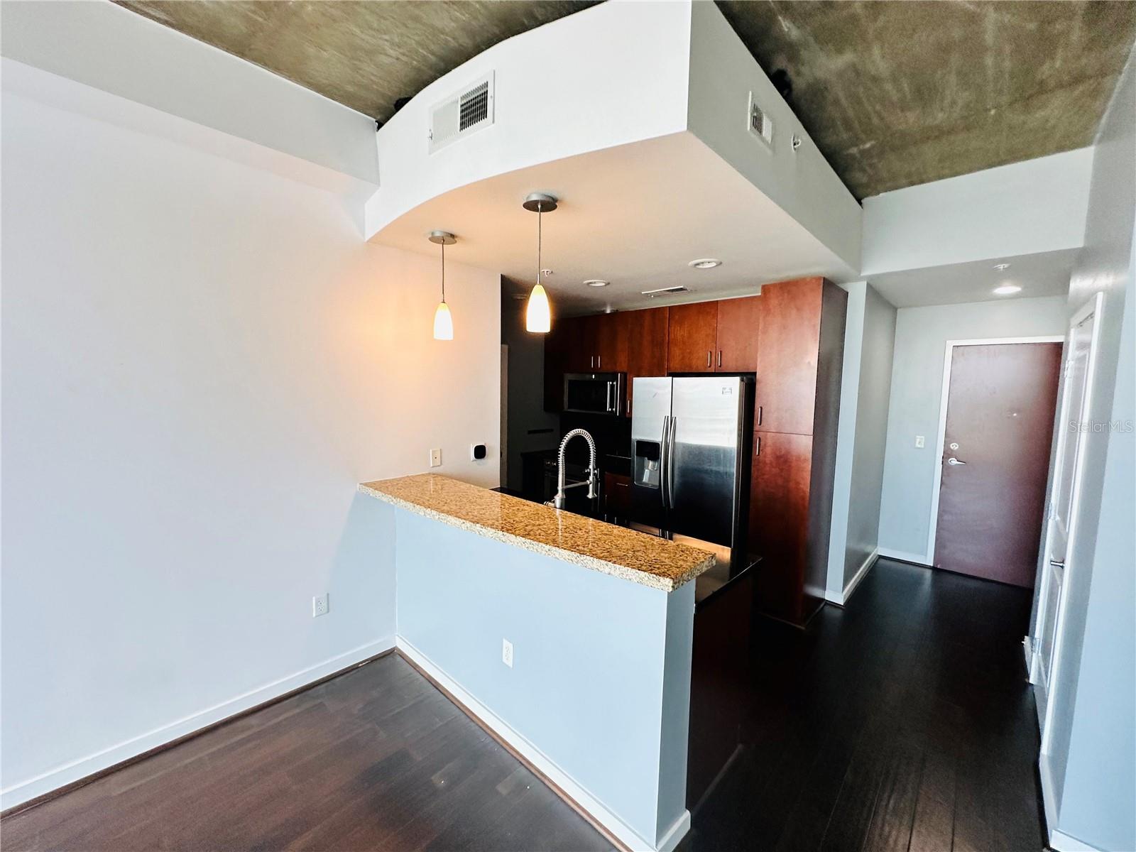 Image 11 of 34 For 155 Court Avenue 2804