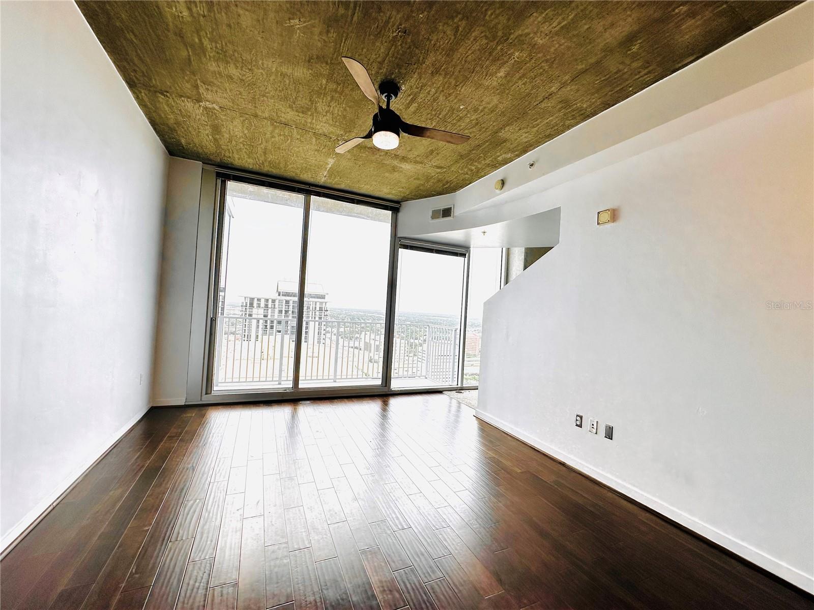 Image 5 of 34 For 155 Court Avenue 2804
