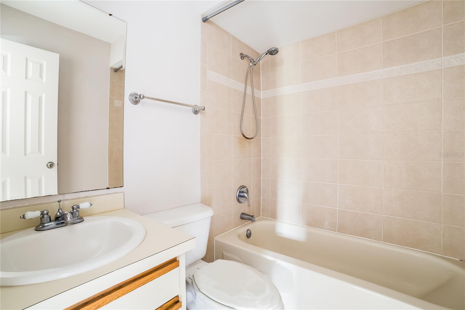 Image 14 of 15 For 631 Blackstone Avenue