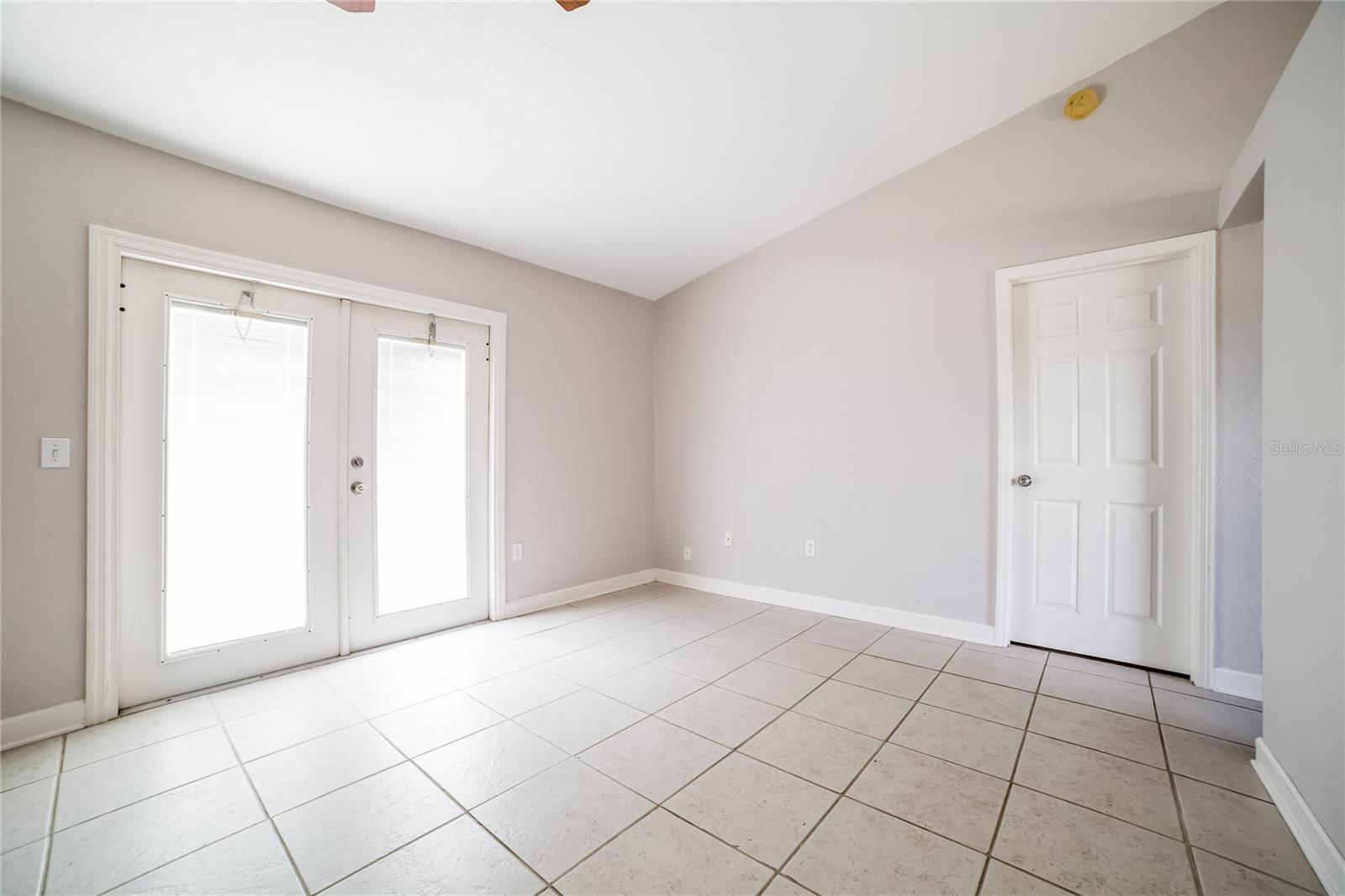 Image 4 of 15 For 631 Blackstone Avenue