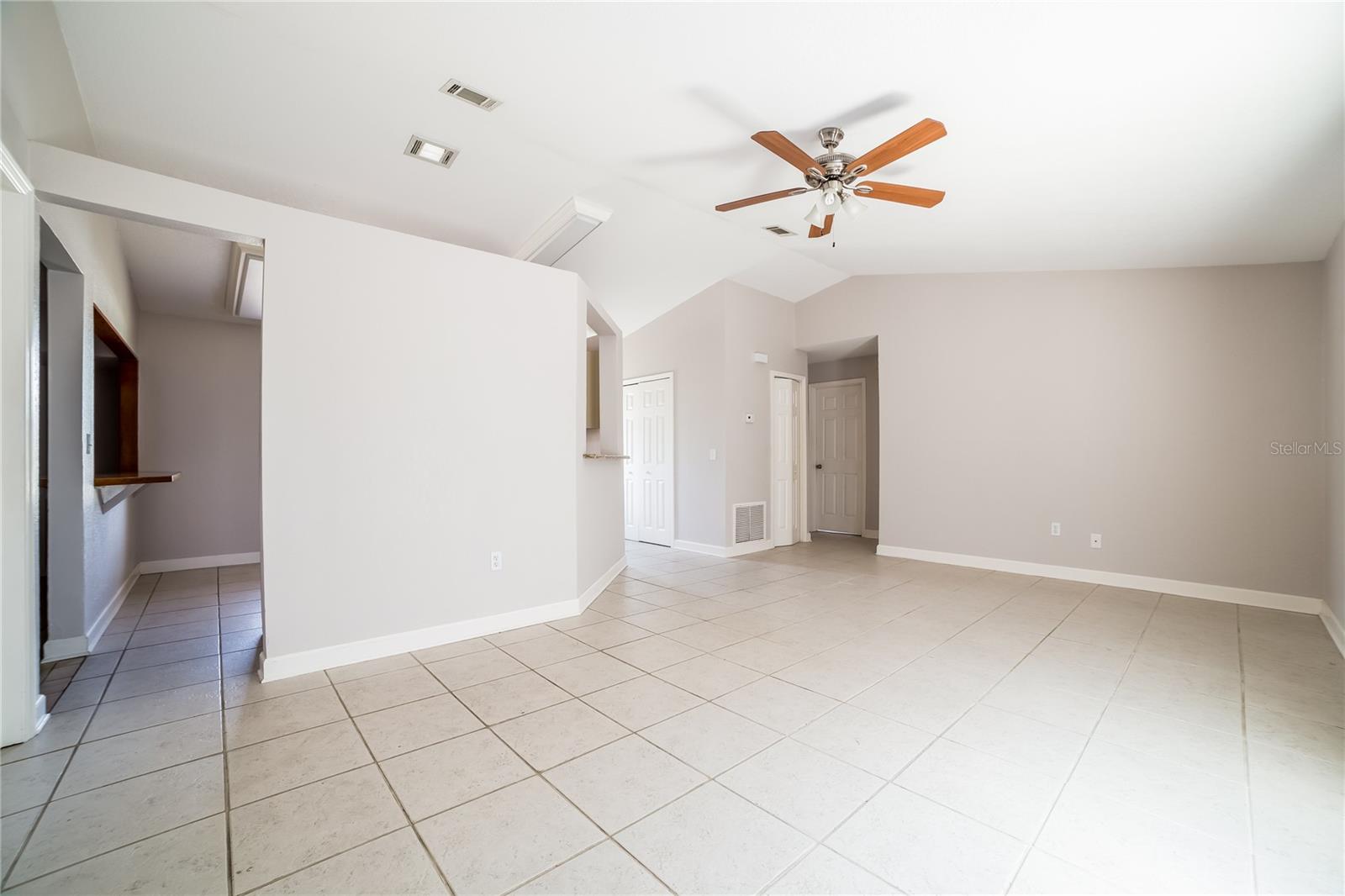 Image 5 of 15 For 631 Blackstone Avenue