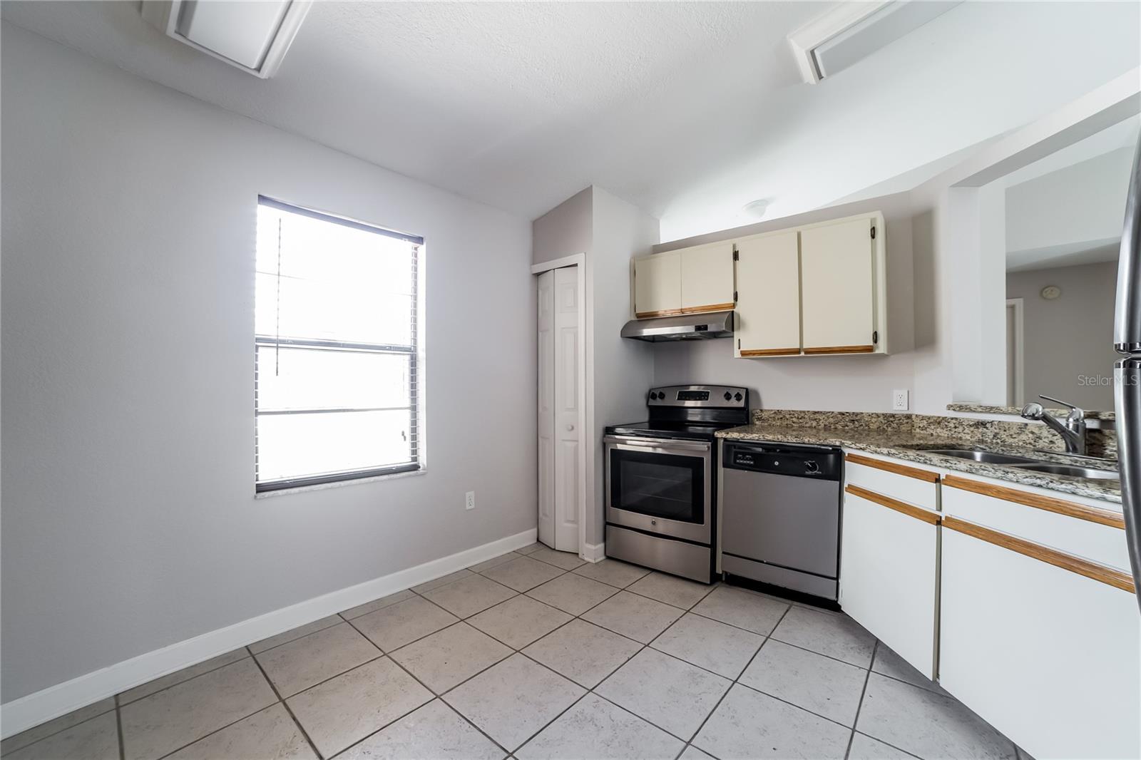 Image 7 of 15 For 631 Blackstone Avenue