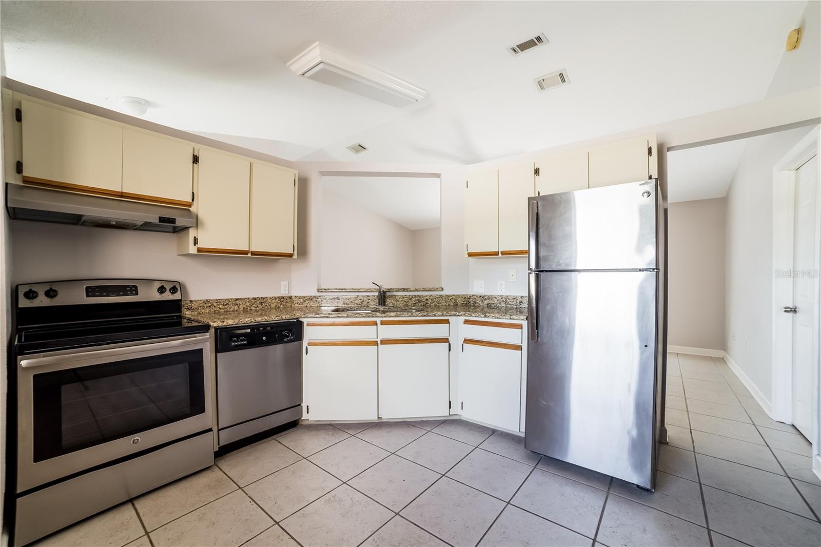 Image 8 of 15 For 631 Blackstone Avenue