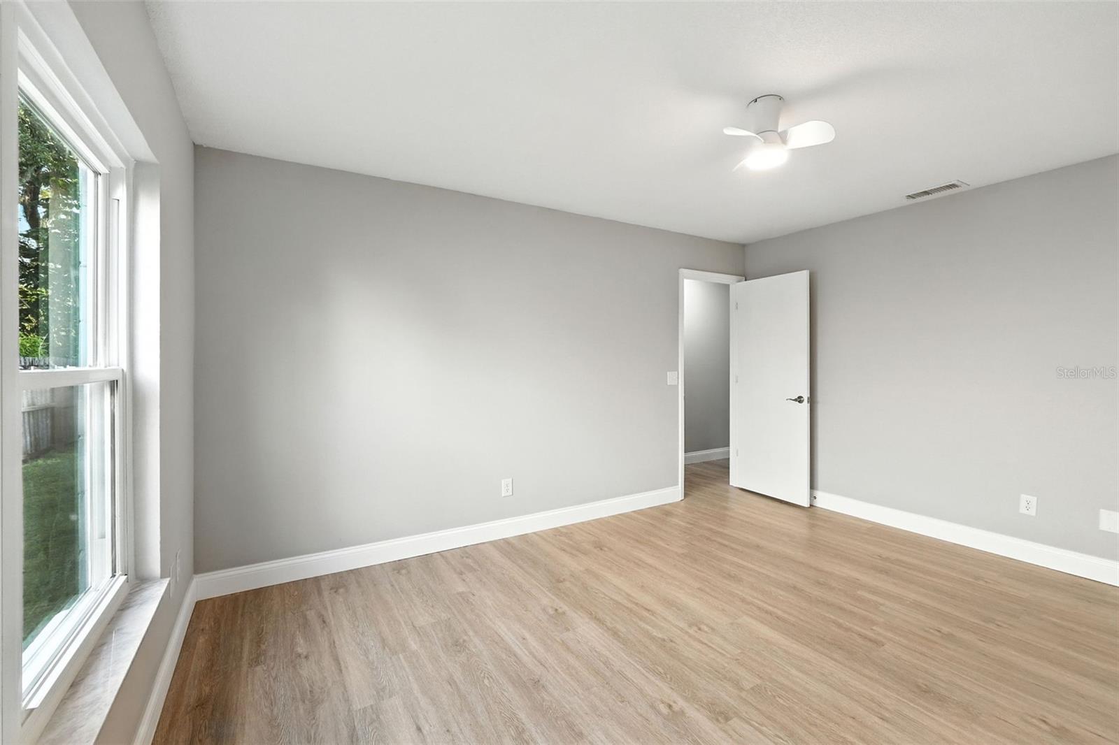 Image 23 of 35 For 427 Chicago Woods Circle