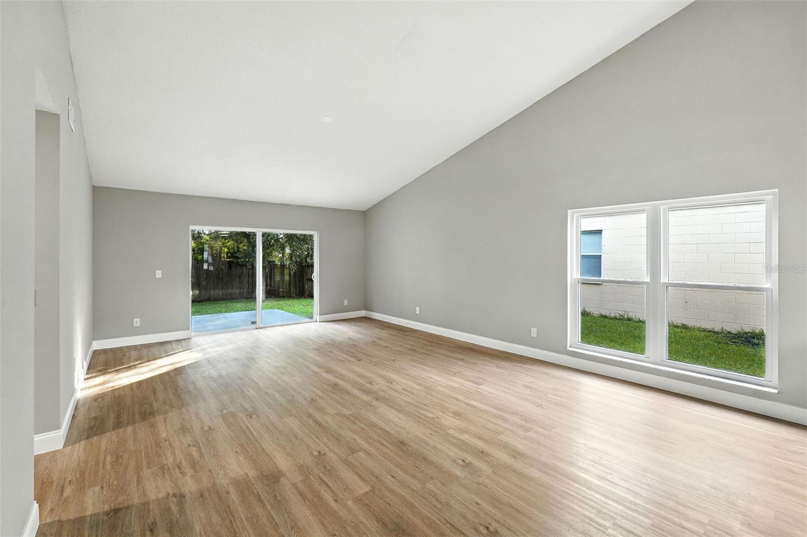 Image 6 of 35 For 427 Chicago Woods Circle