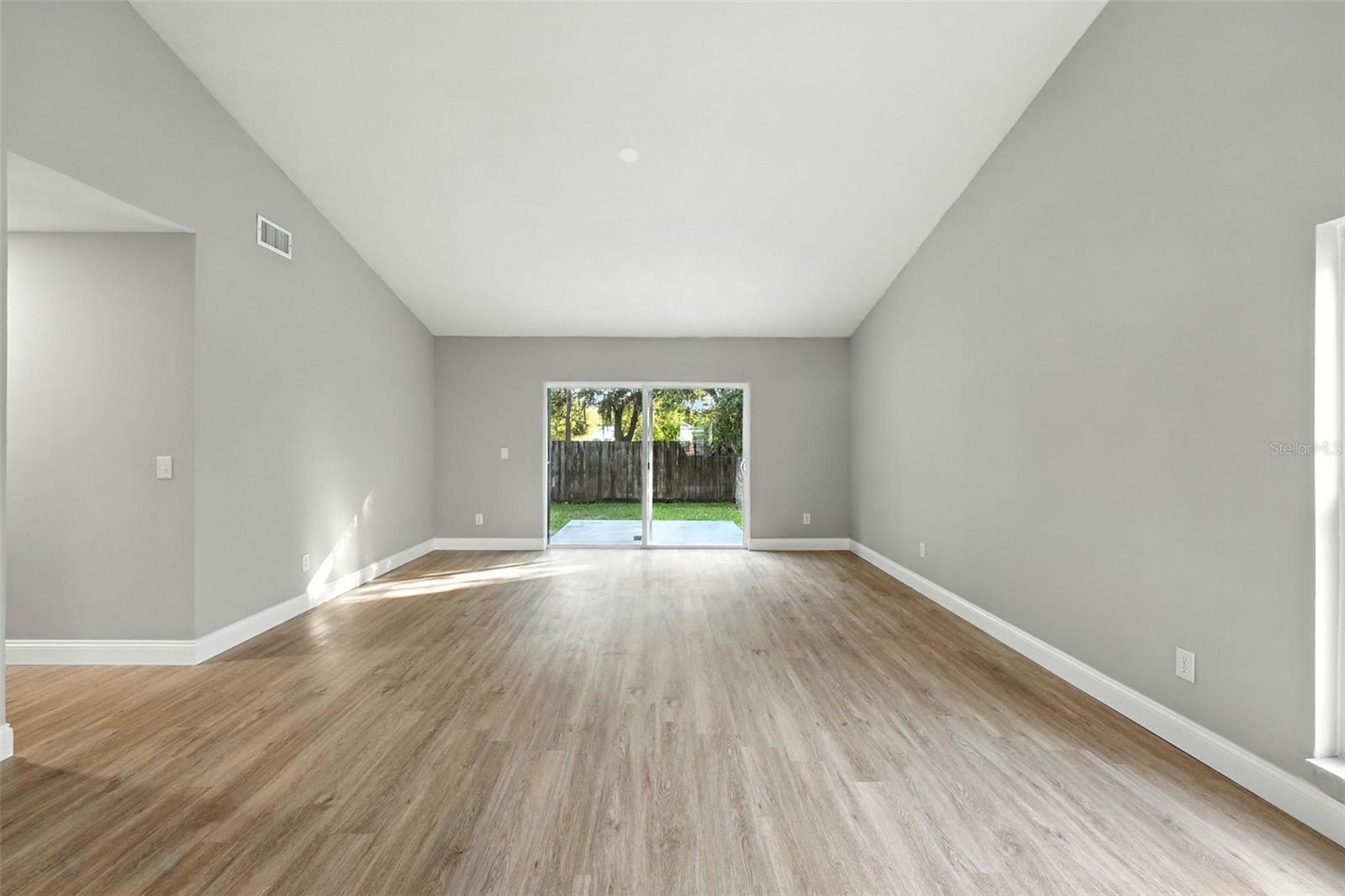 Image 7 of 35 For 427 Chicago Woods Circle