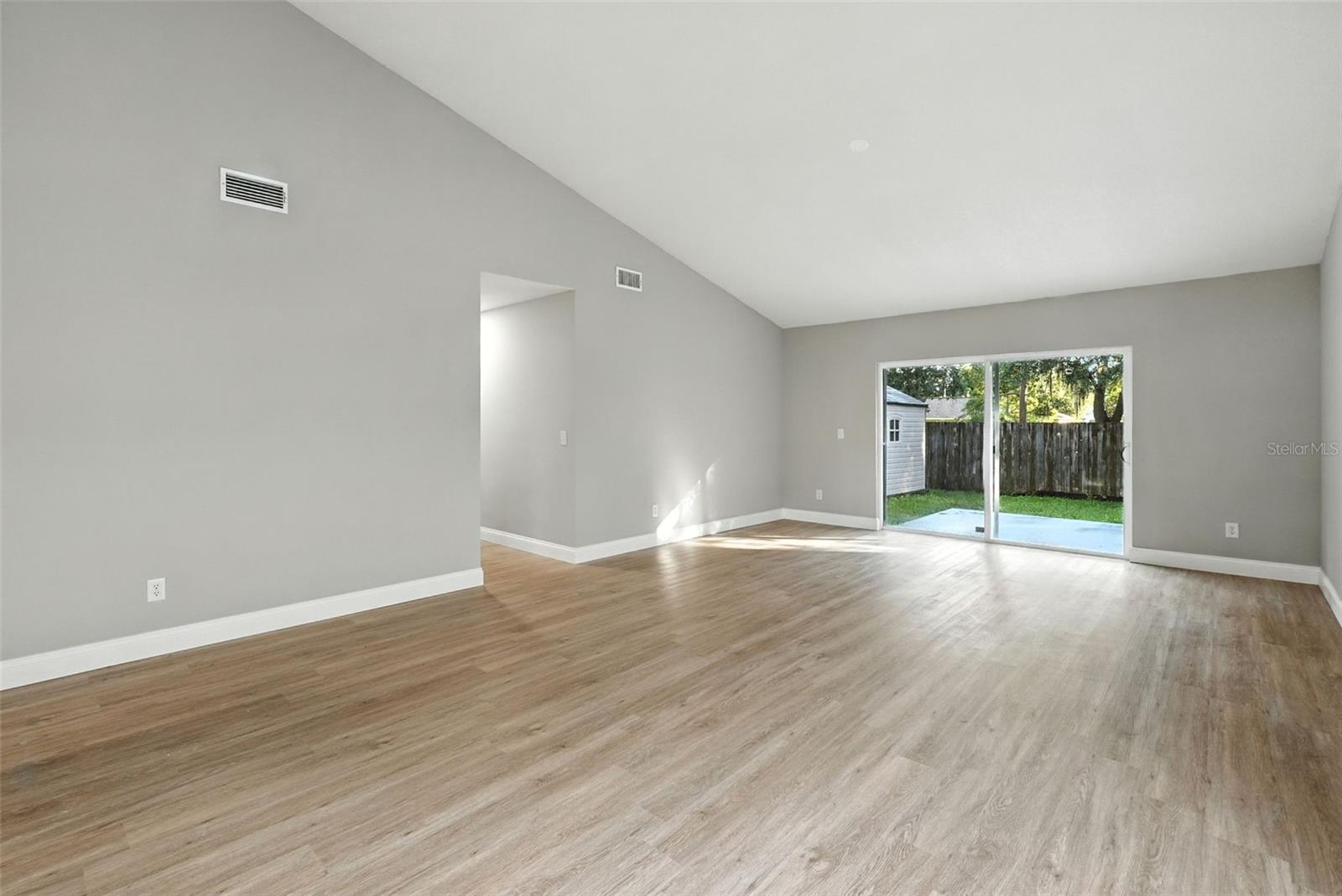 Image 8 of 35 For 427 Chicago Woods Circle