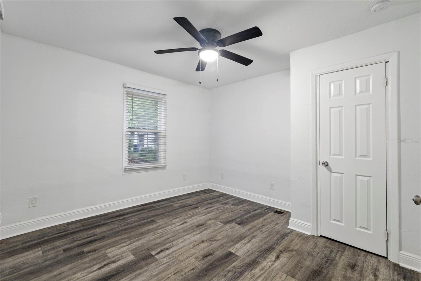 Image 17 of 24 For 502 Cluster Avenue