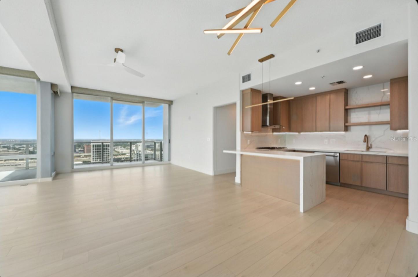 Image 9 of 69 For 150 Robinson Street 2102