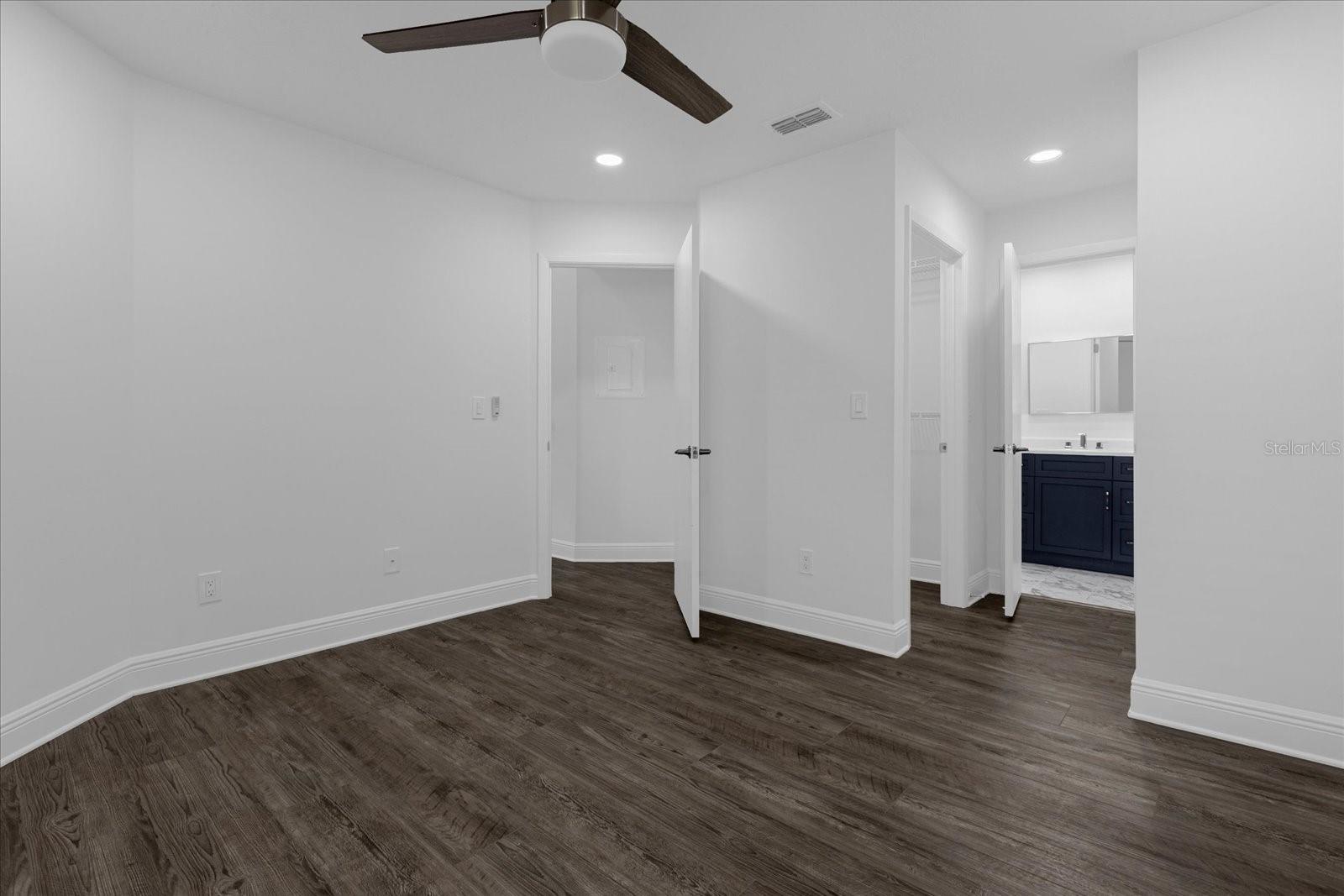 Image 11 of 26 For 2580 Grassy Point Drive 206