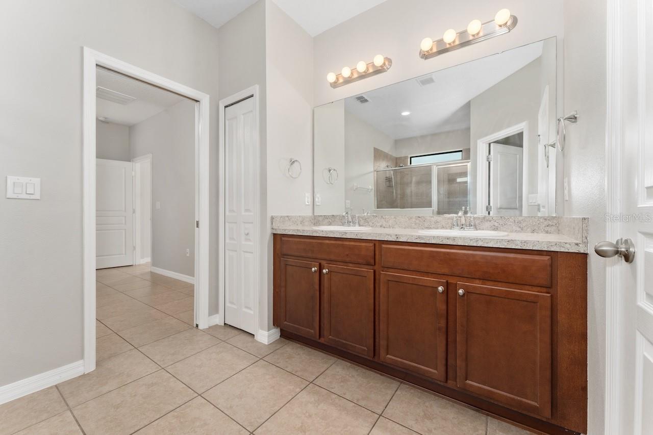 Image 11 of 26 For 940 Vicenza Street