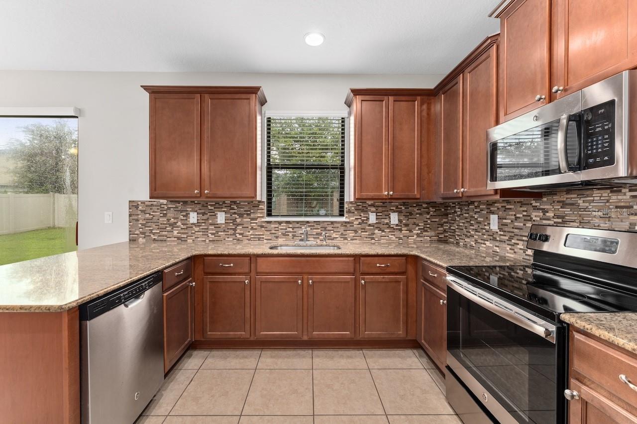 Image 6 of 26 For 940 Vicenza Street
