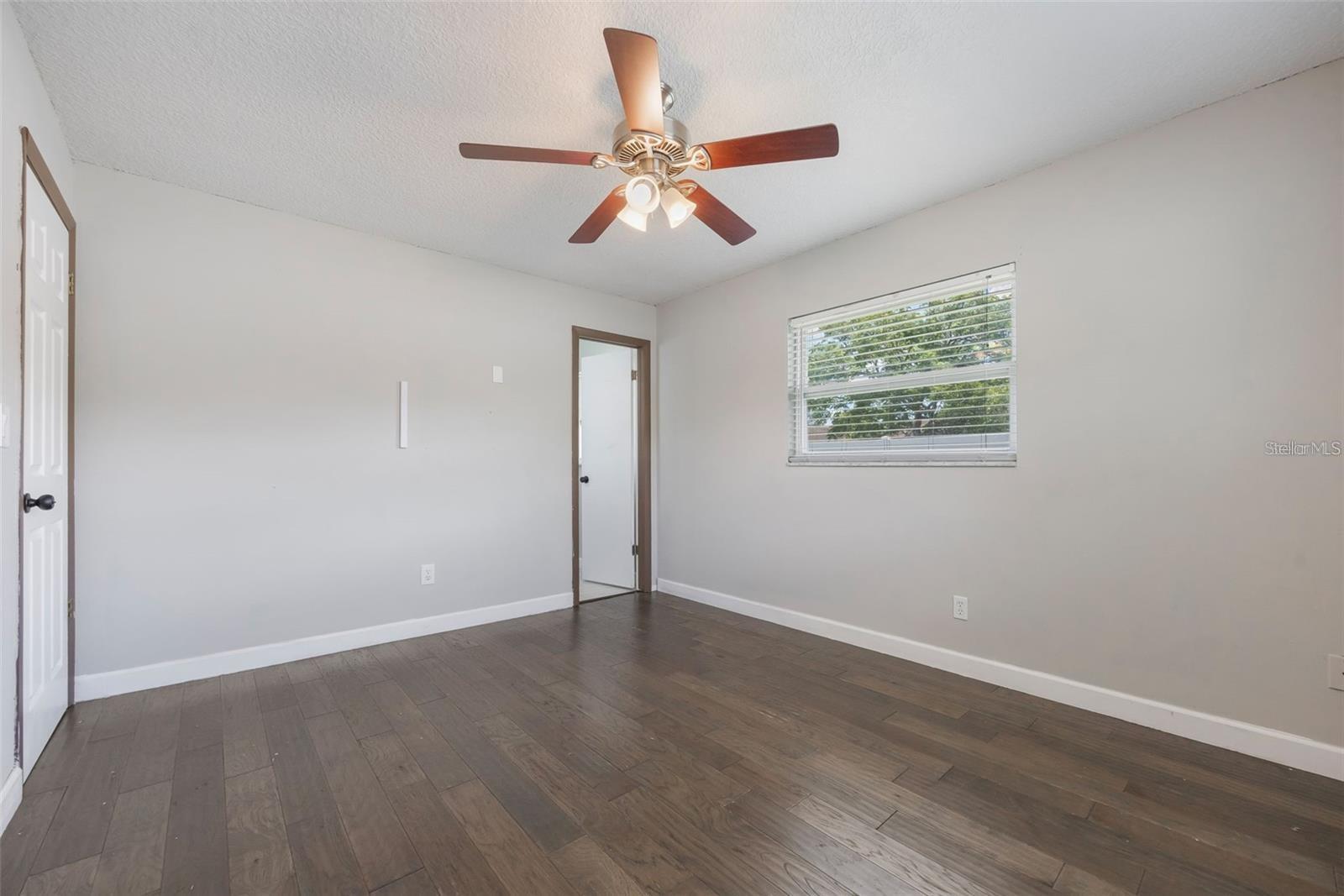 Image 15 of 27 For 725 Laurel Way