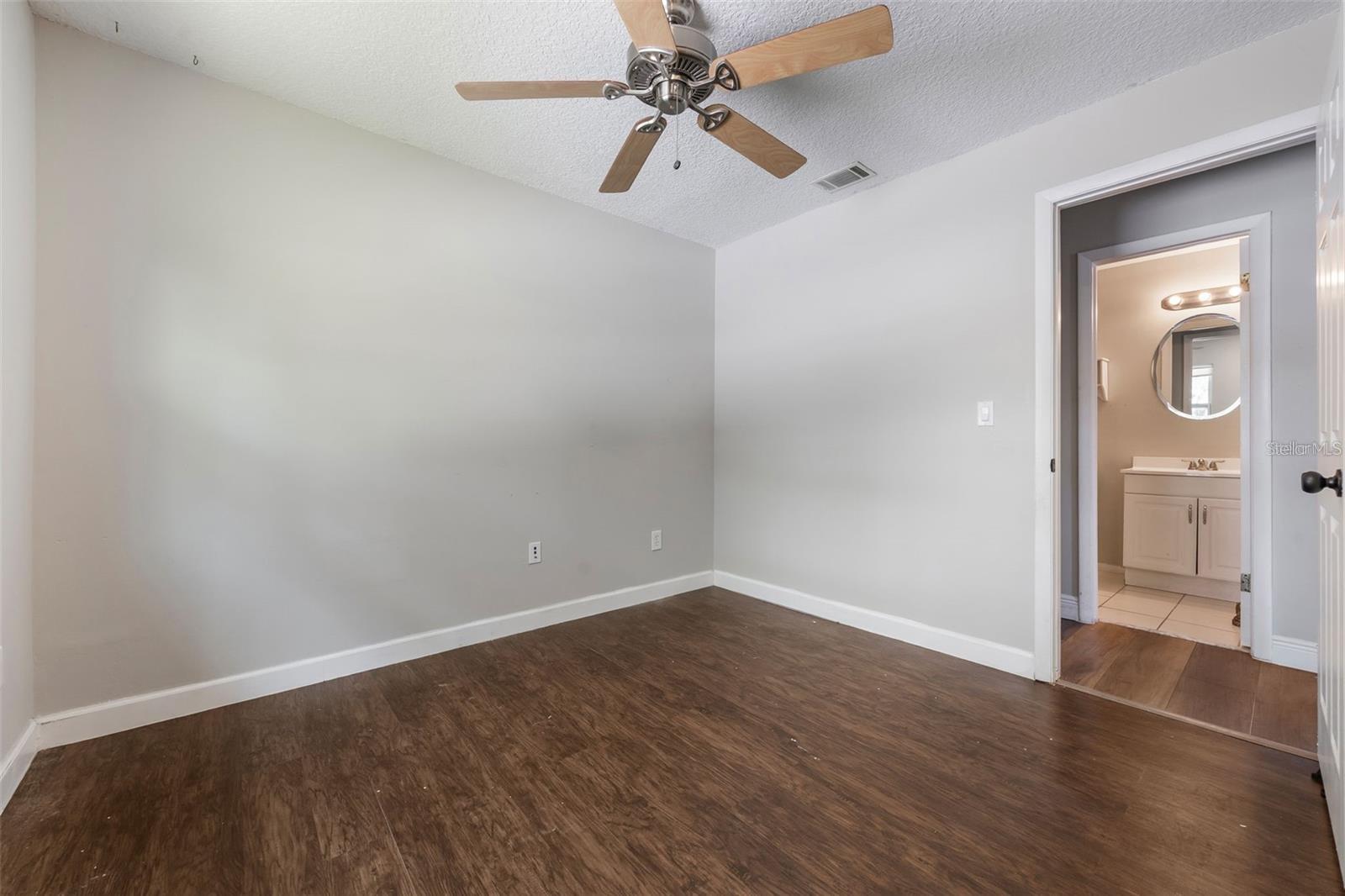 Image 22 of 27 For 725 Laurel Way