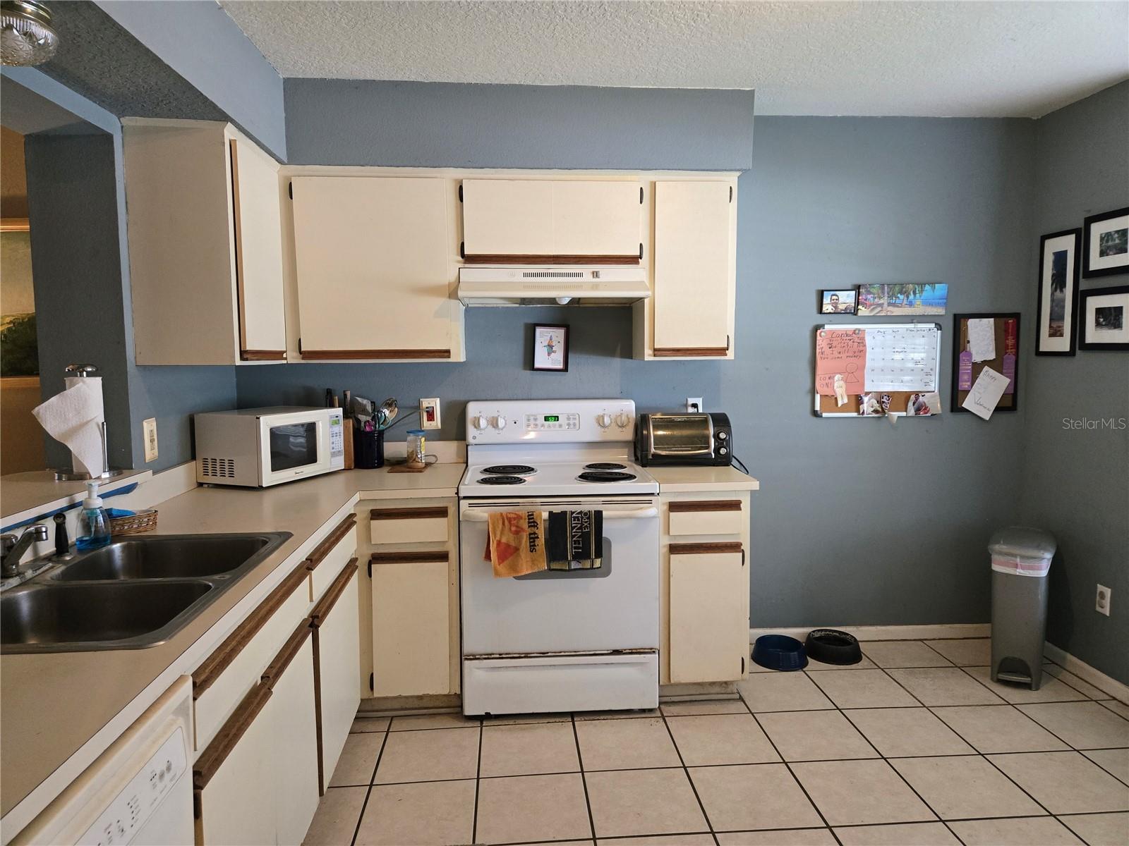 Image 3 of 25 For 411 Green Spring Circle