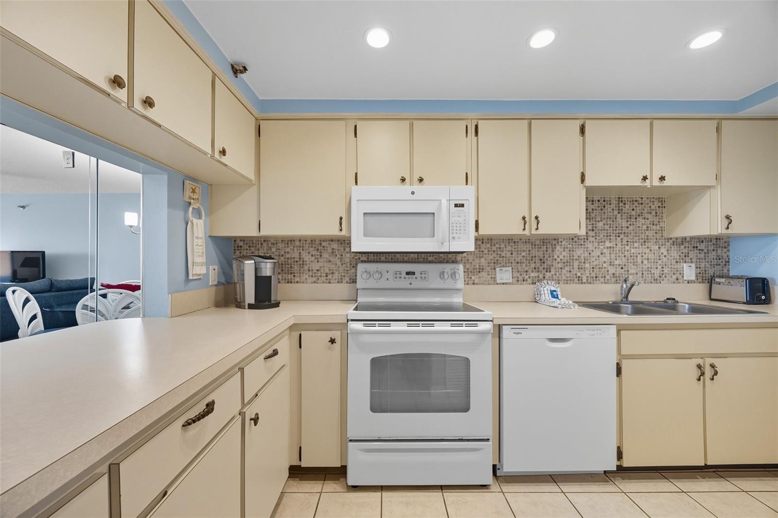 Image 16 of 41 For 13720 Gulf Boulevard 609