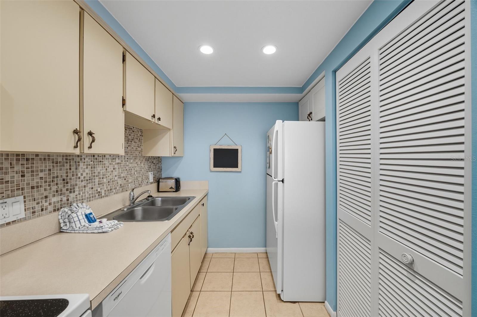 Image 18 of 41 For 13720 Gulf Boulevard 609