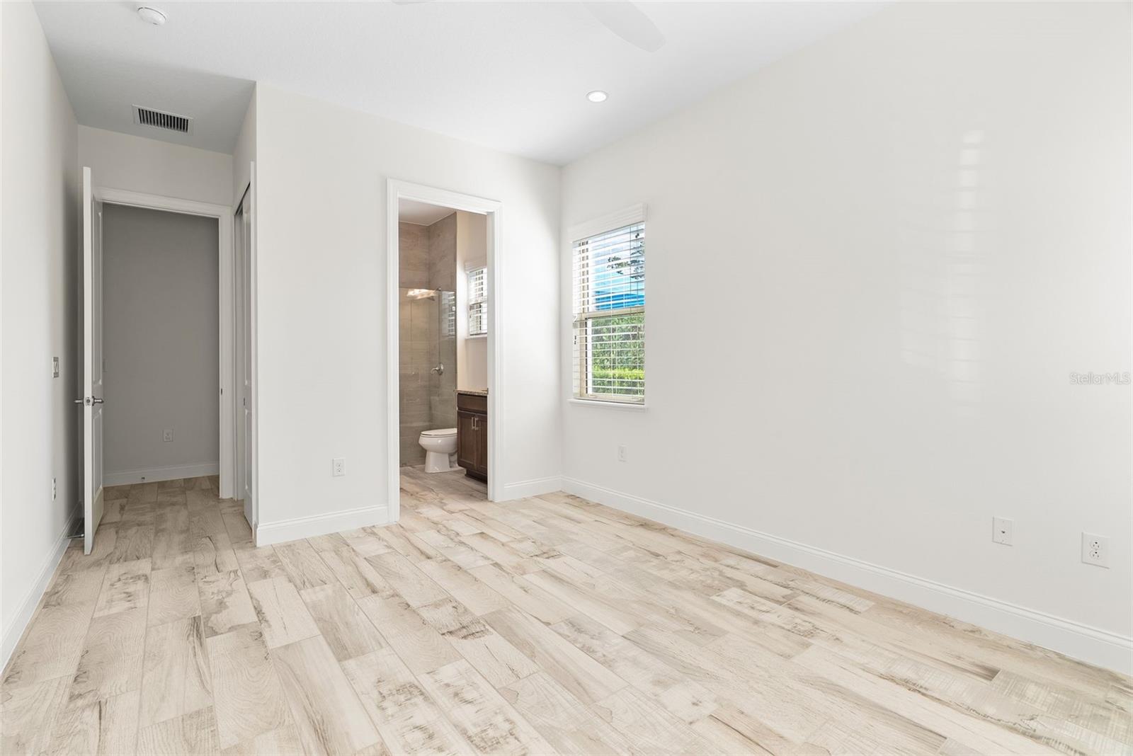 Image 22 of 59 For 10414 Royal Cypress Way