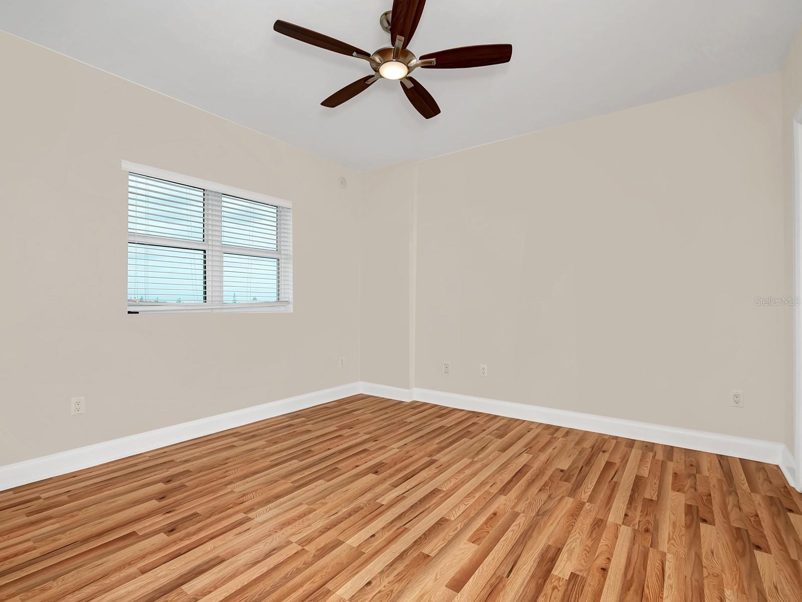 Image 15 of 33 For 15051 Royal Oaks Lane 906