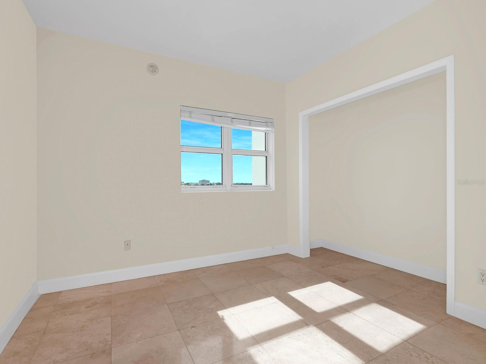 Image 18 of 33 For 15051 Royal Oaks Lane 906