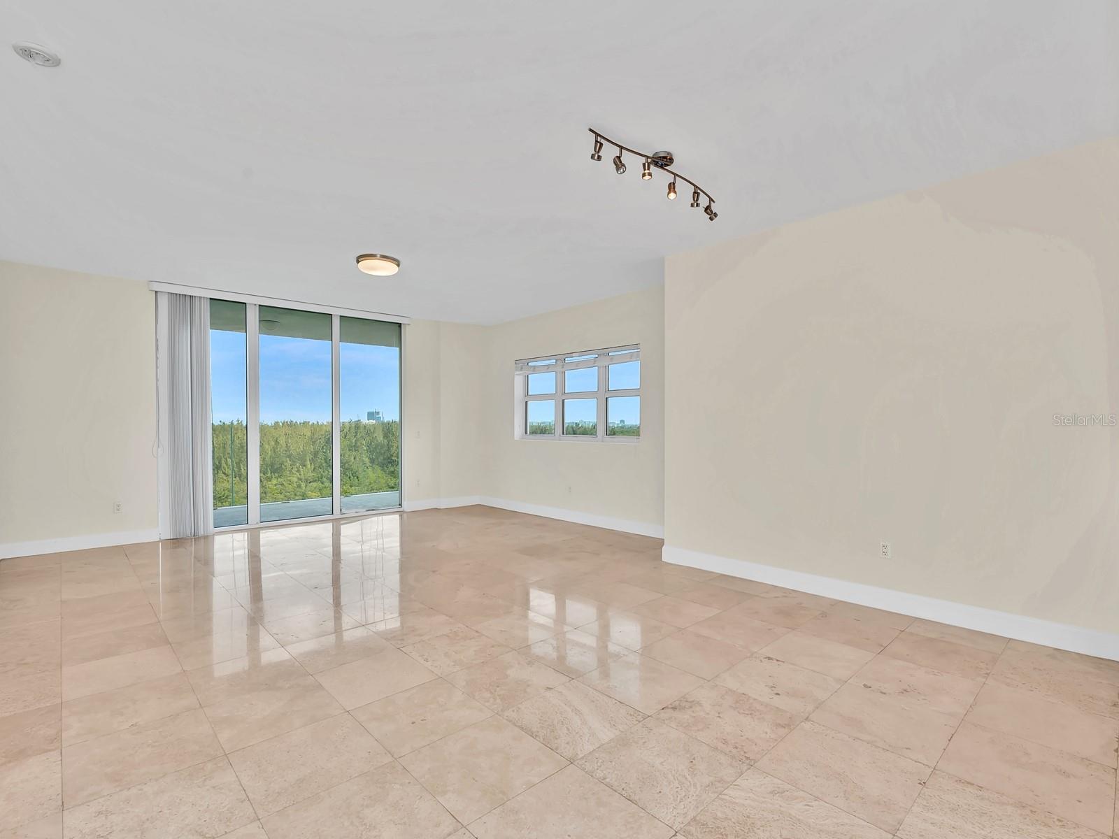 Image 24 of 33 For 15051 Royal Oaks Lane 906