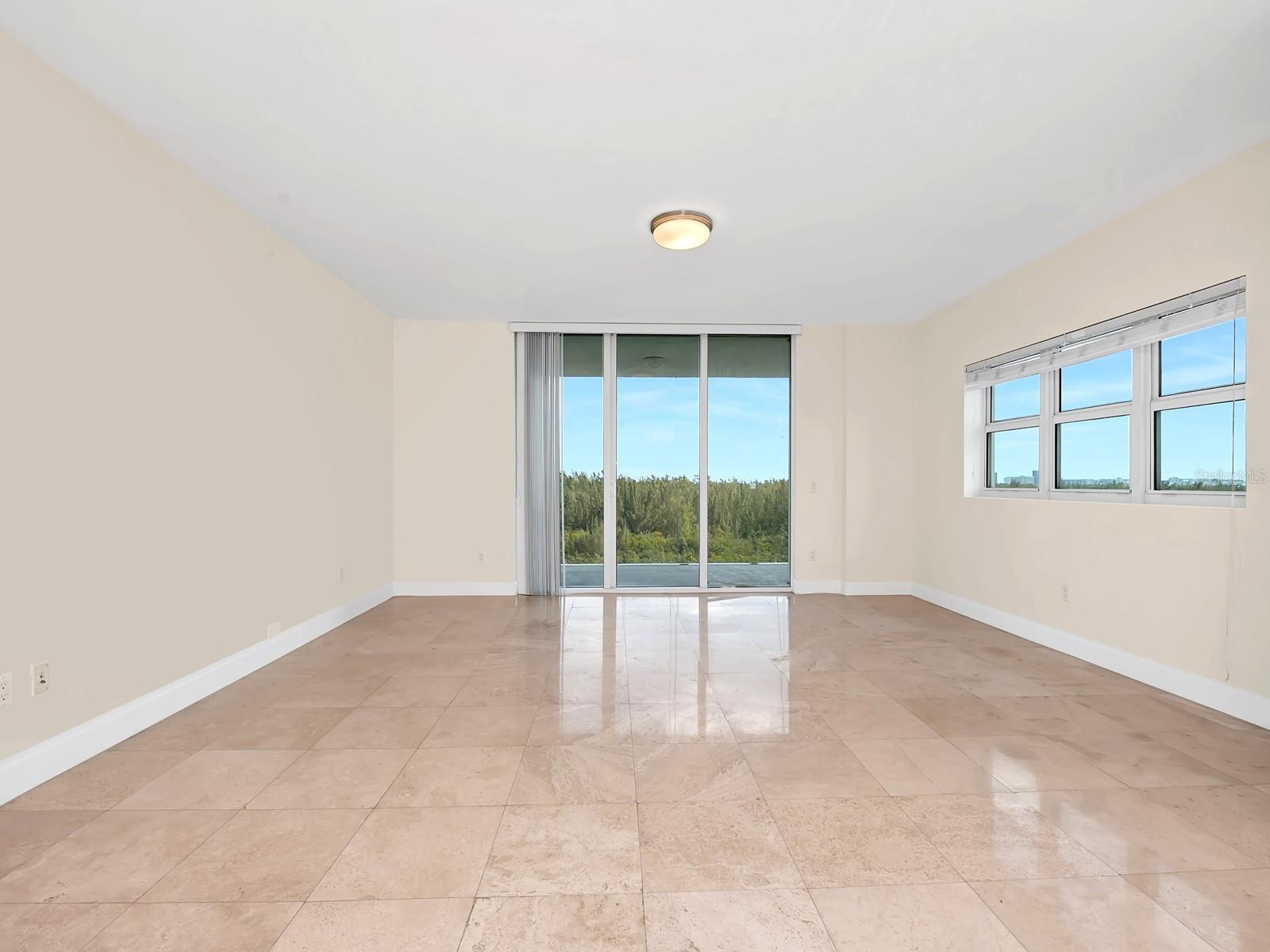 Image 3 of 33 For 15051 Royal Oaks Lane 906