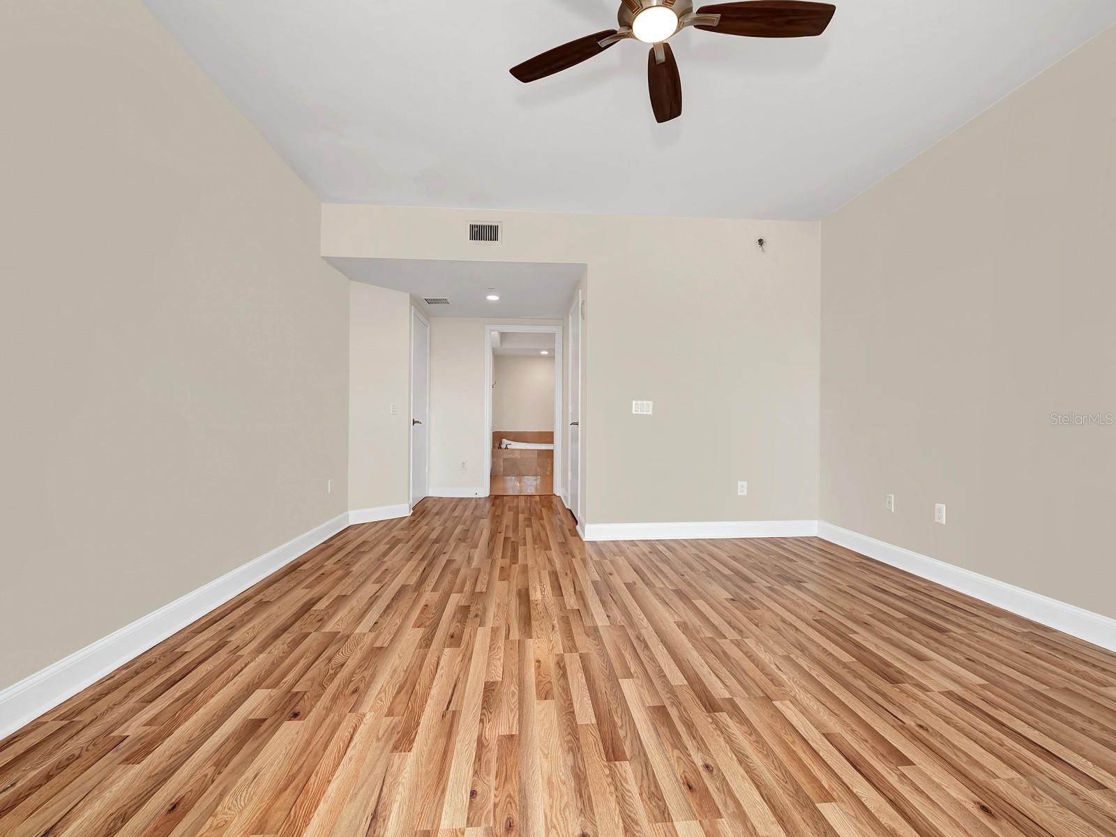 Image 6 of 33 For 15051 Royal Oaks Lane 906