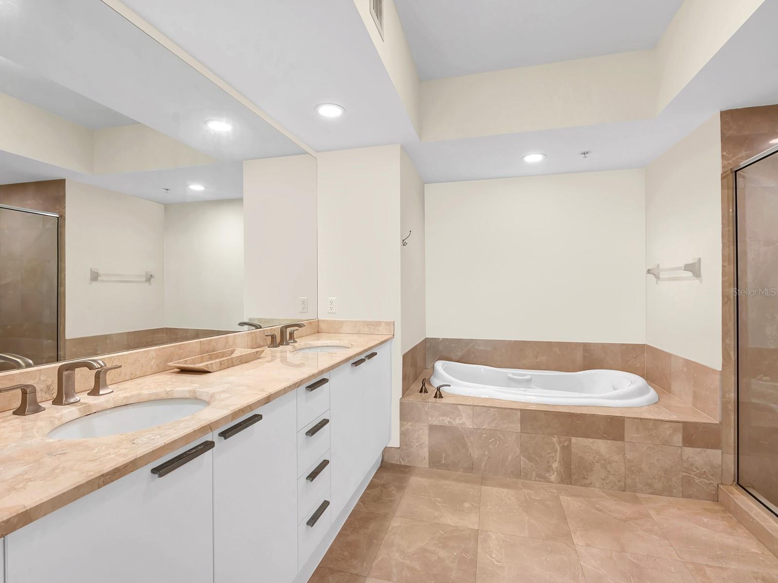 Image 8 of 33 For 15051 Royal Oaks Lane 906