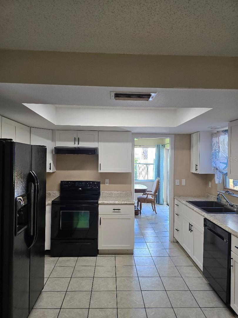 Listing photo id 8 for 777 Robin Avenue