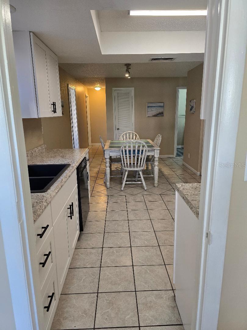 Listing photo id 11 for 777 Robin Avenue